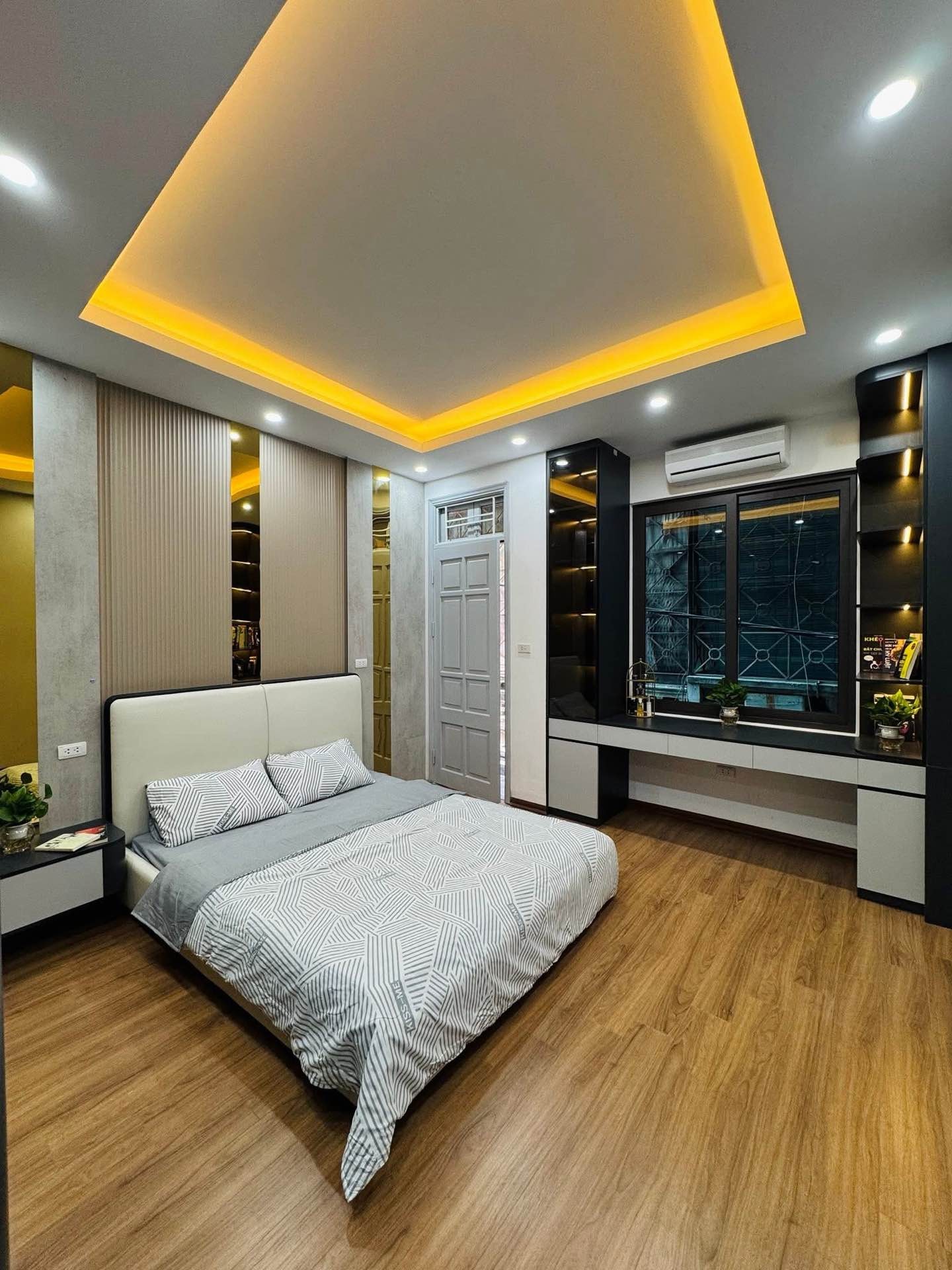 Bán nhà Hoàng Mai - diện tích 31m2 5 tầng - Nhà đẹp, ngõ thông sang ngõ 35 Mai Động - giá 8,35 tỷ
