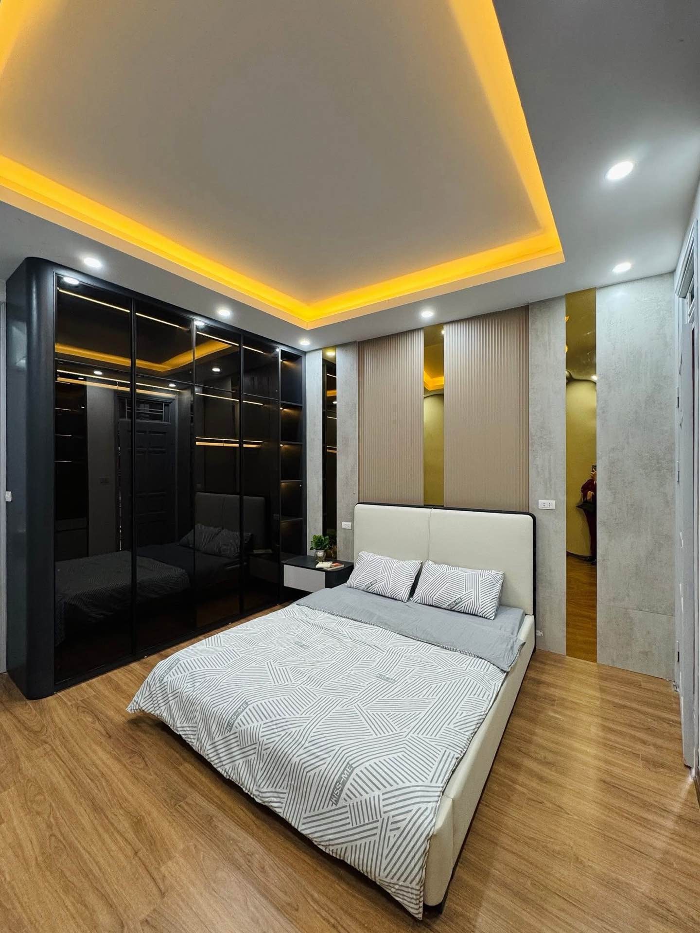 Bán nhà Hoàng Mai - diện tích 31m2 5 tầng - Nhà đẹp, ngõ thông sang ngõ 35 Mai Động - giá 8,35 tỷ