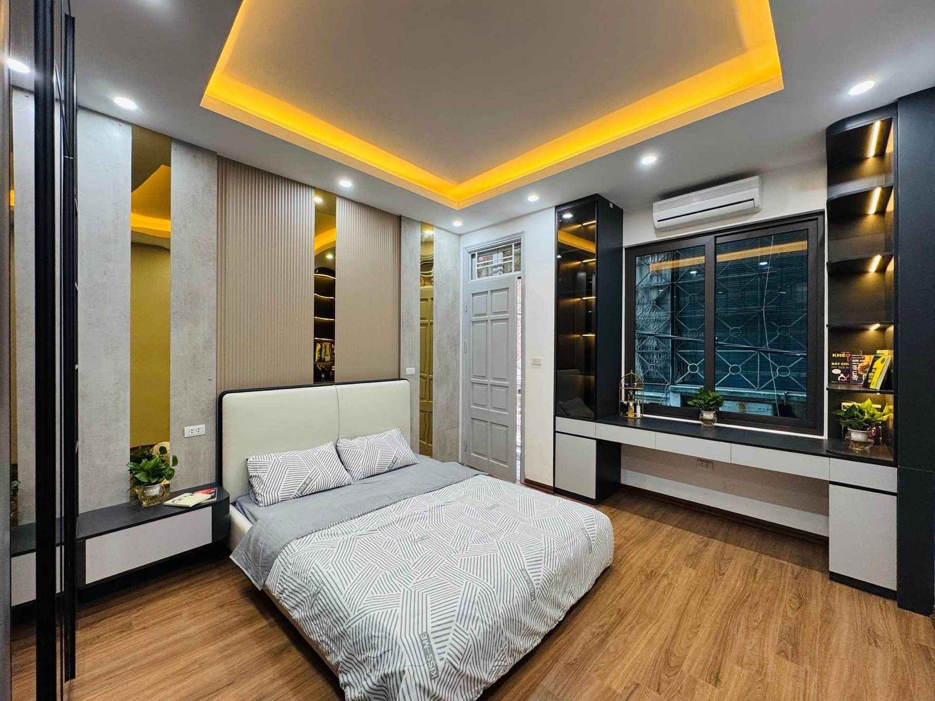Bán nhà Hoàng Mai - diện tích 31m2 5 tầng - Nhà đẹp, ngõ thông sang ngõ 35 Mai Động - giá 8,35 tỷ