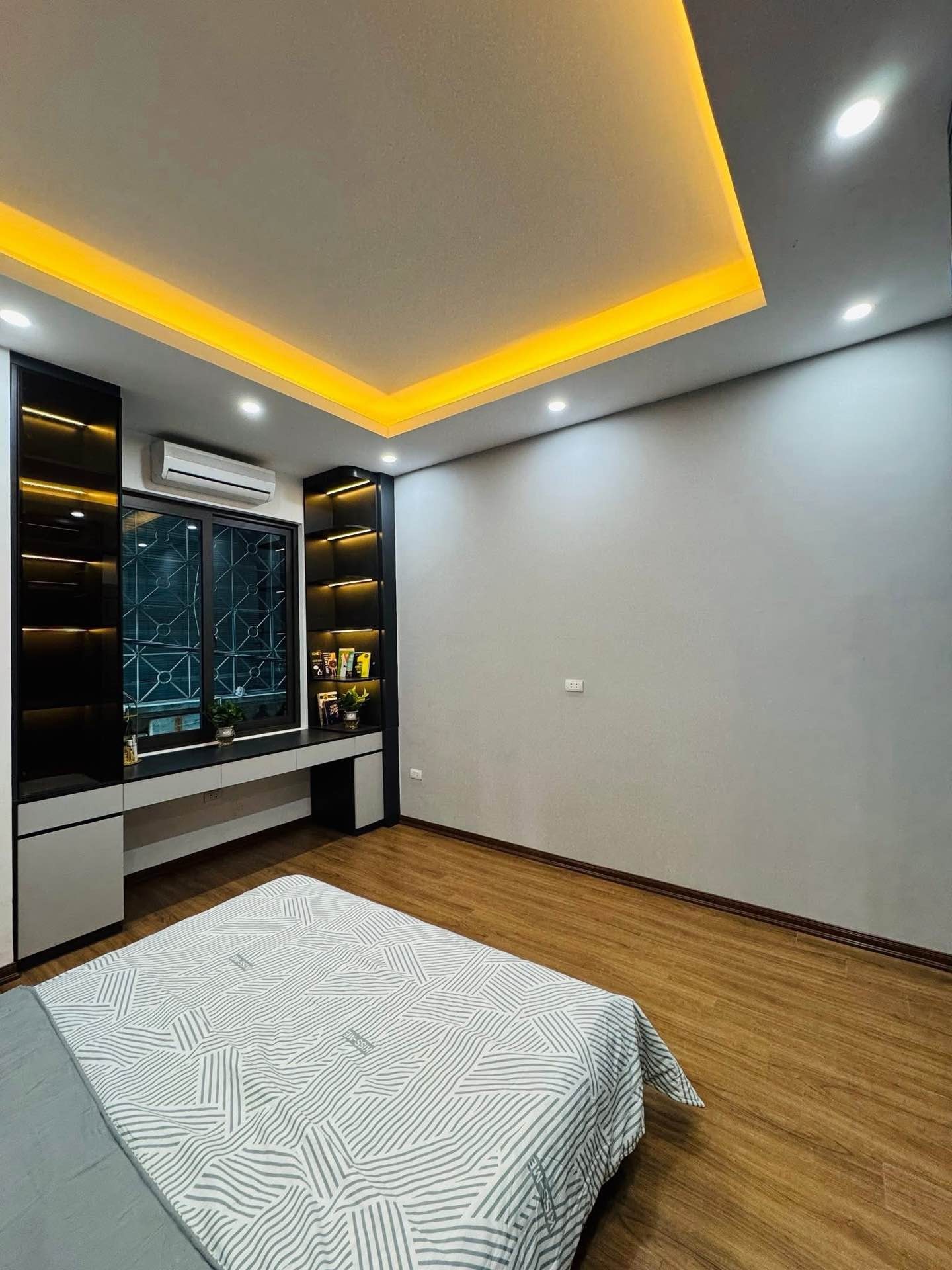 Bán nhà Hoàng Mai - diện tích 31m2 5 tầng - Nhà đẹp, ngõ thông sang ngõ 35 Mai Động - giá 8,35 tỷ