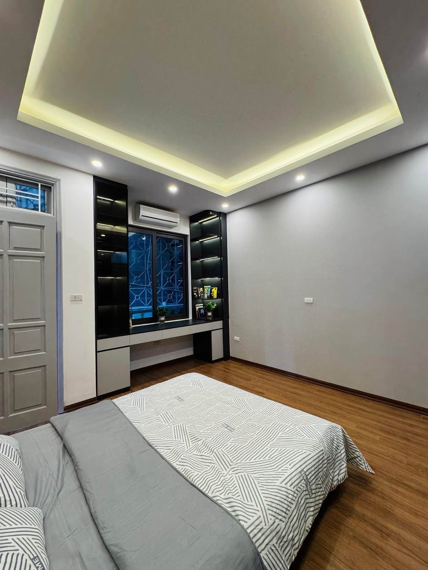 Bán nhà Hoàng Mai - diện tích 31m2 5 tầng - Nhà đẹp, ngõ thông sang ngõ 35 Mai Động - giá 8,35 tỷ