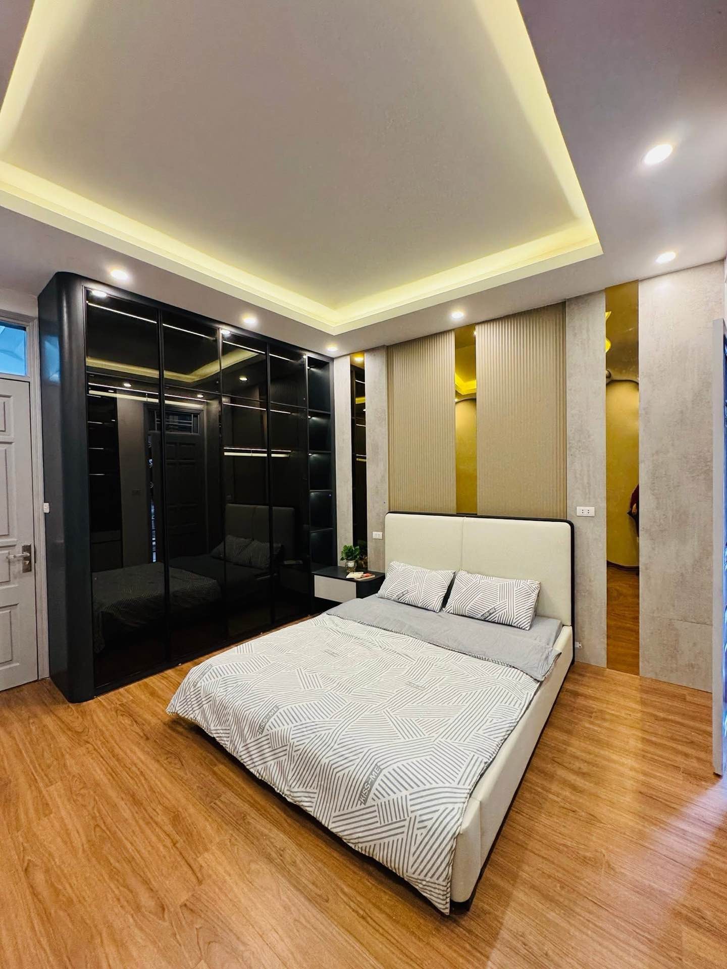Bán nhà Hoàng Mai - diện tích 31m2 5 tầng - Nhà đẹp, ngõ thông sang ngõ 35 Mai Động - giá 8,35 tỷ