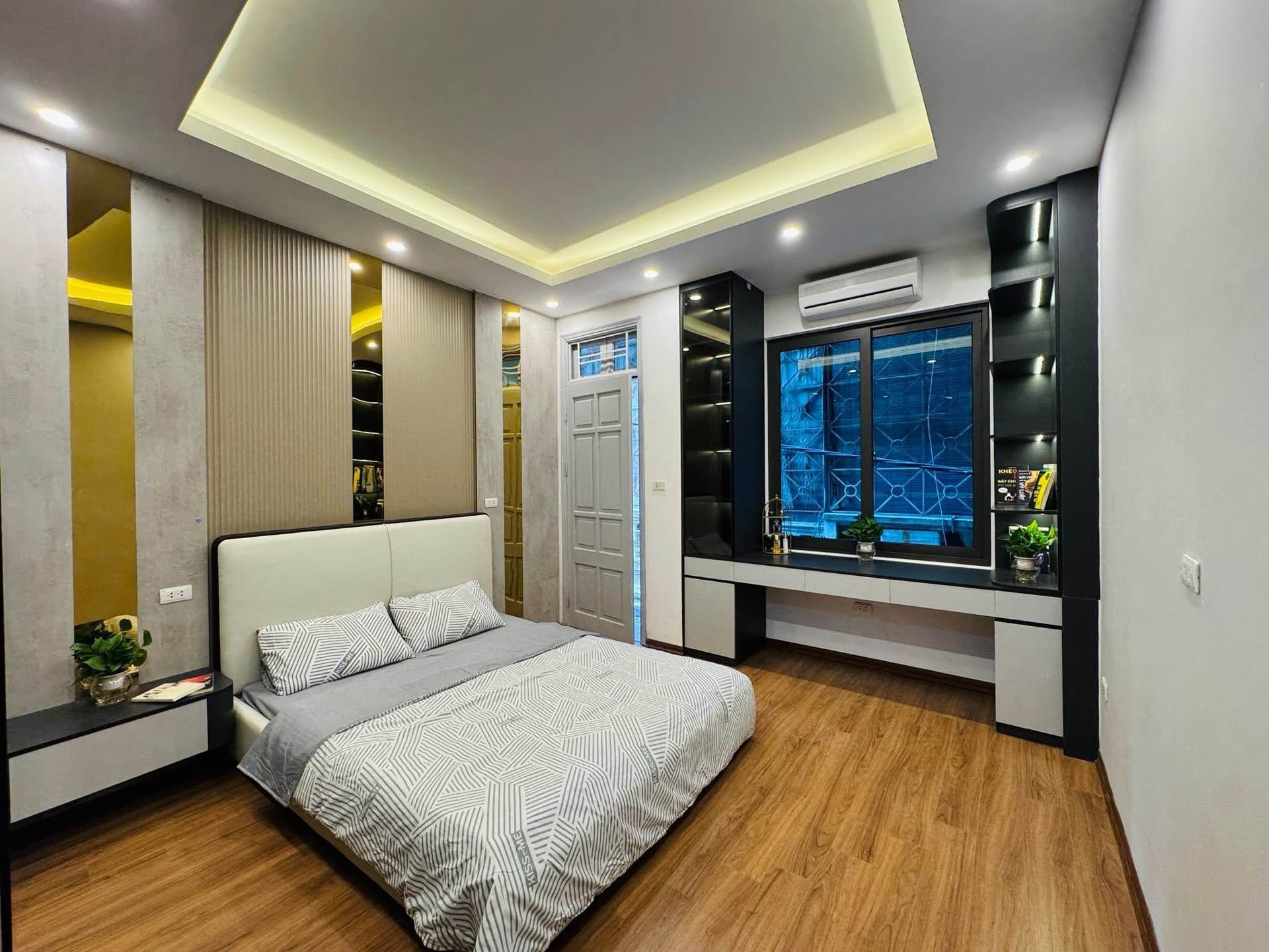 Bán nhà Hoàng Mai - diện tích 31m2 5 tầng - Nhà đẹp, ngõ thông sang ngõ 35 Mai Động - giá 8,35 tỷ