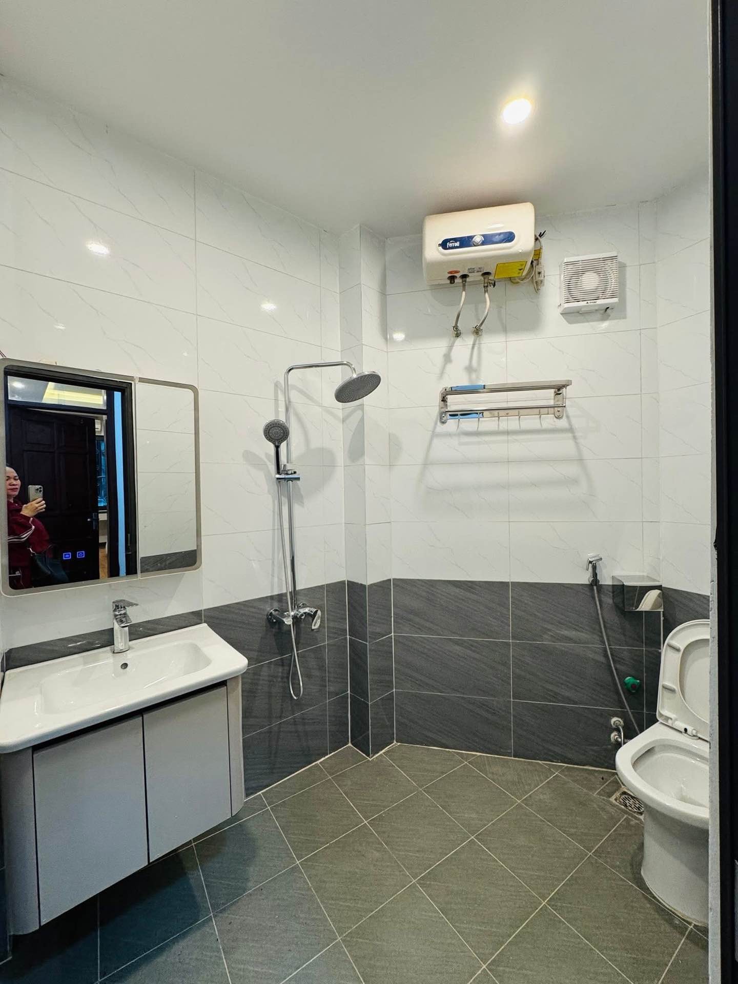 Bán nhà Hoàng Mai - diện tích 31m2 5 tầng - Nhà đẹp, ngõ thông sang ngõ 35 Mai Động - giá 8,35 tỷ