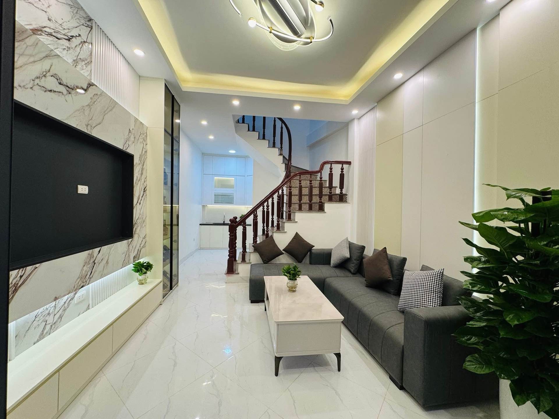 Bán nhà Hoàng Mai - diện tích 31m2 5 tầng - Nhà đẹp, ngõ thông sang ngõ 35 Mai Động - giá 8,35 tỷ