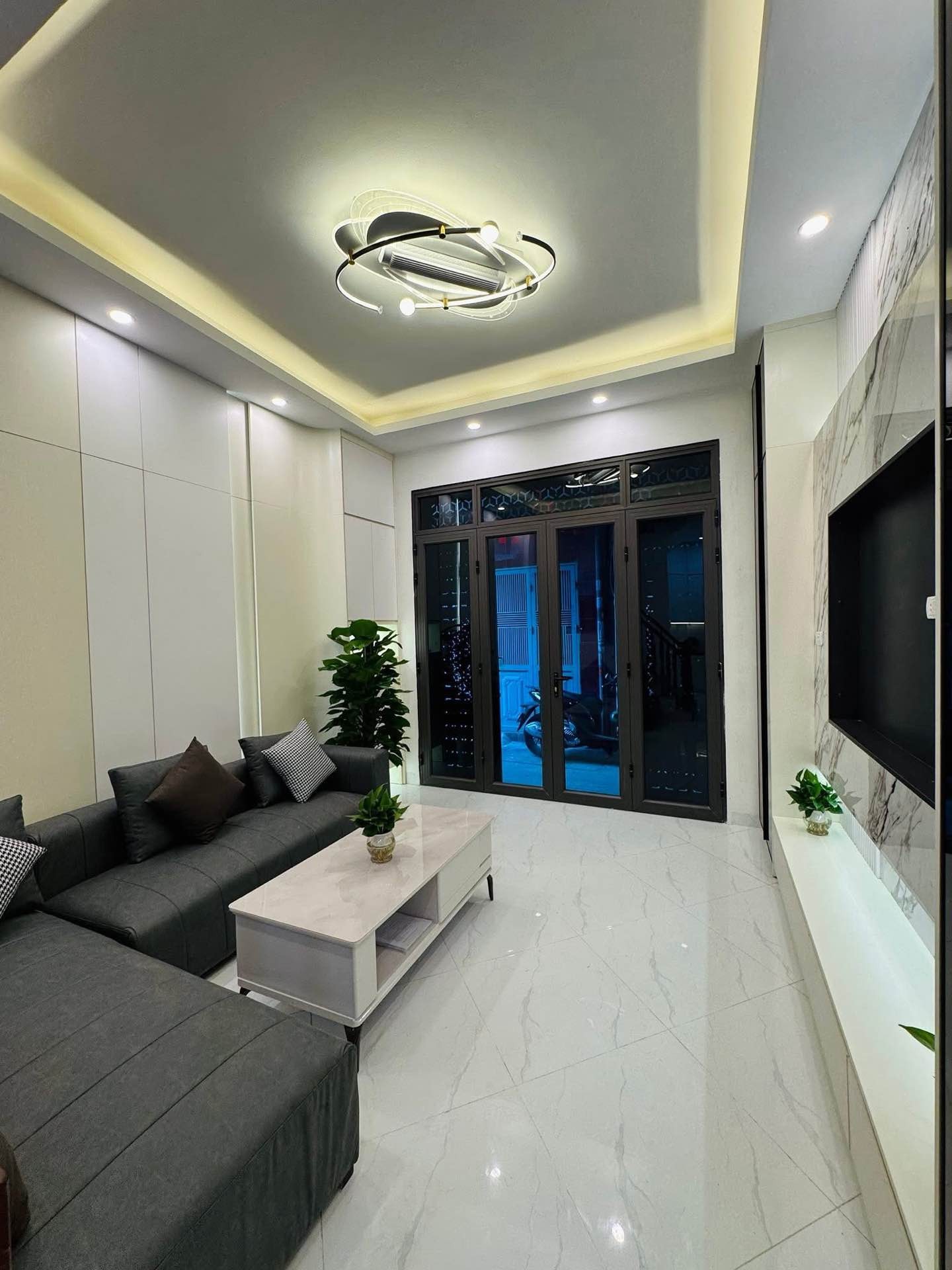 Bán nhà Hoàng Mai - diện tích 31m2 5 tầng - Nhà đẹp, ngõ thông sang ngõ 35 Mai Động - giá 8,35 tỷ