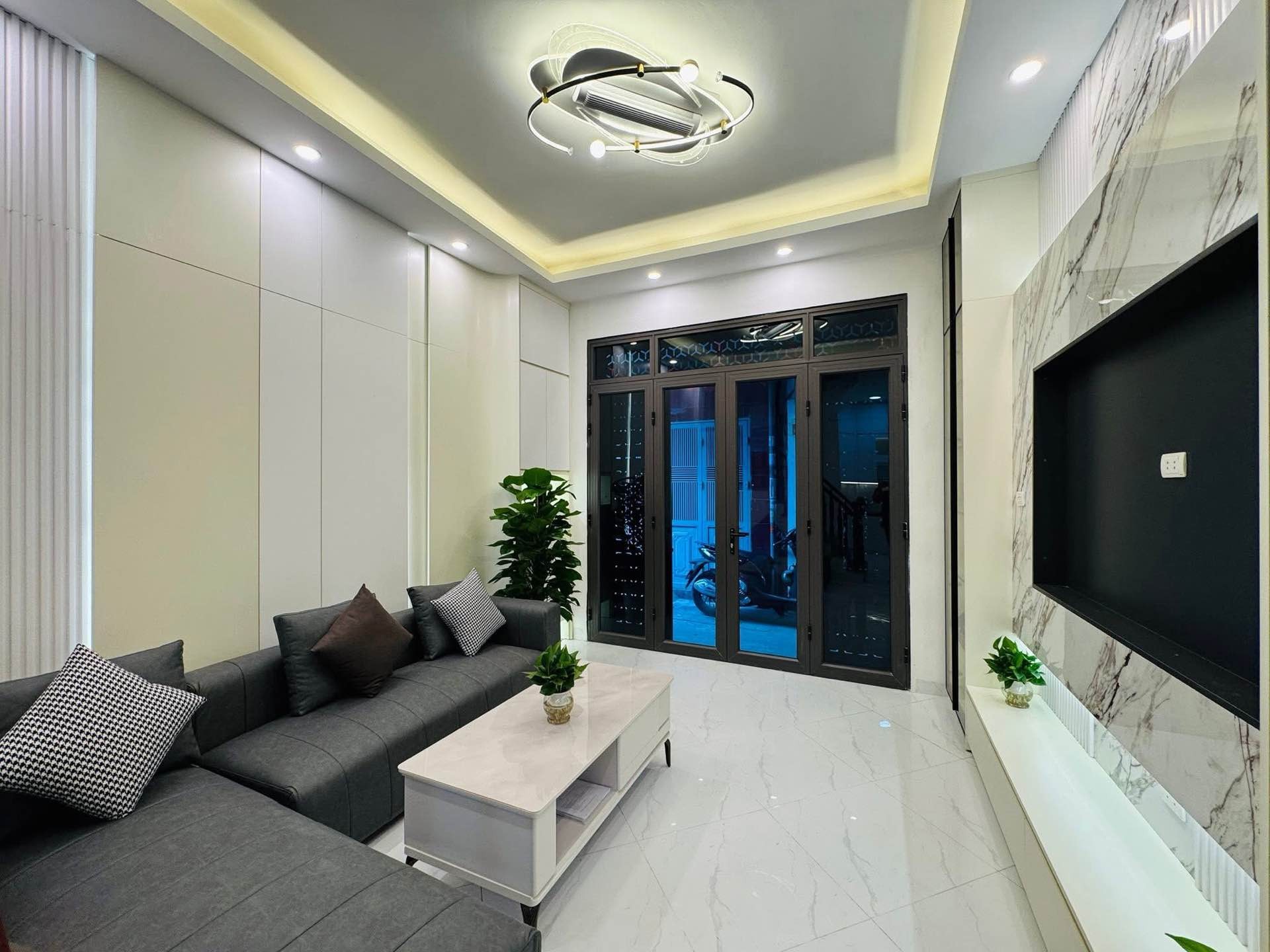 Bán nhà Hoàng Mai - diện tích 31m2 5 tầng - Nhà đẹp, ngõ thông sang ngõ 35 Mai Động - giá 8,35 tỷ