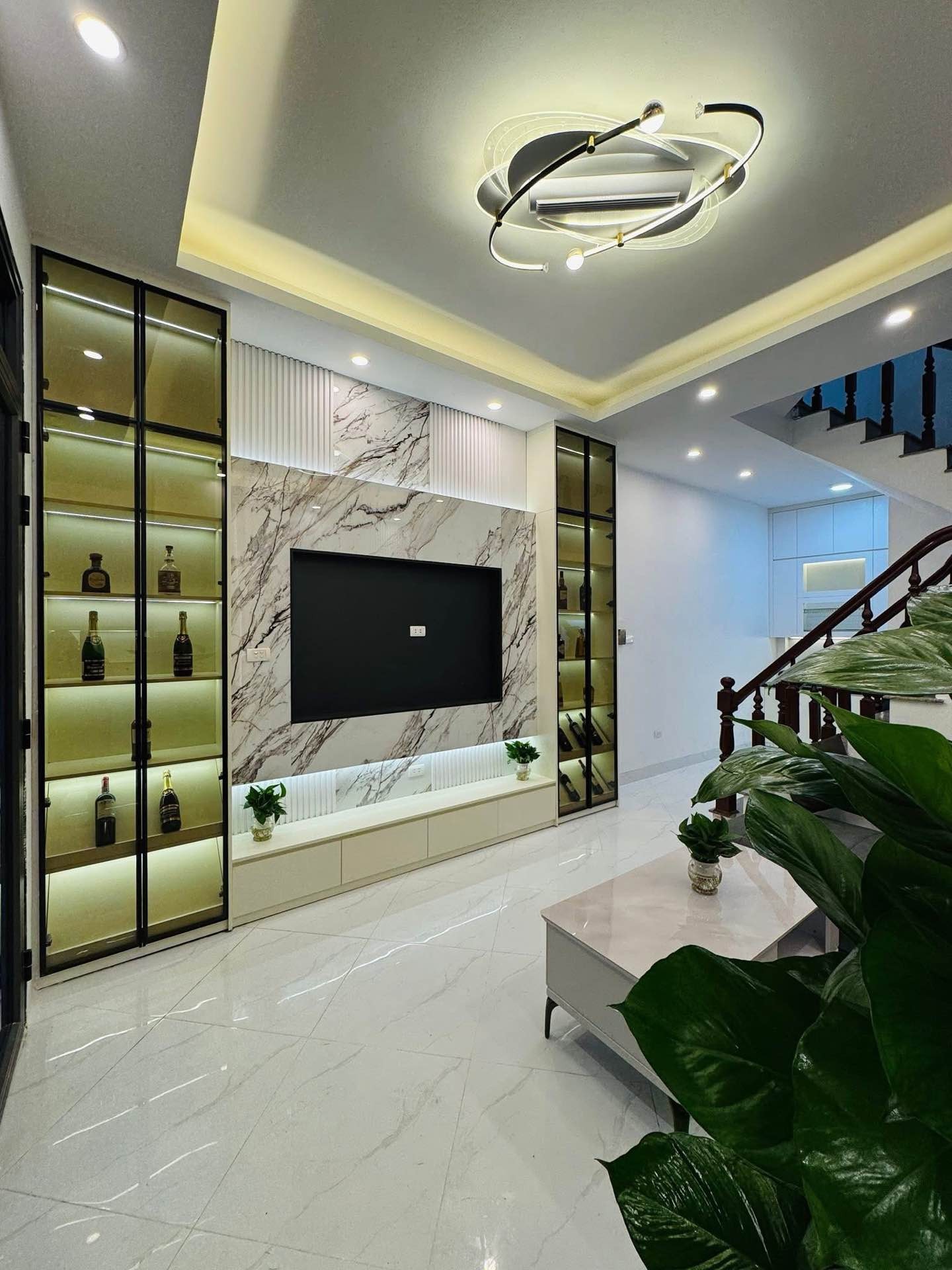 Bán nhà Hoàng Mai - diện tích 31m2 5 tầng - Nhà đẹp, ngõ thông sang ngõ 35 Mai Động - giá 8,35 tỷ