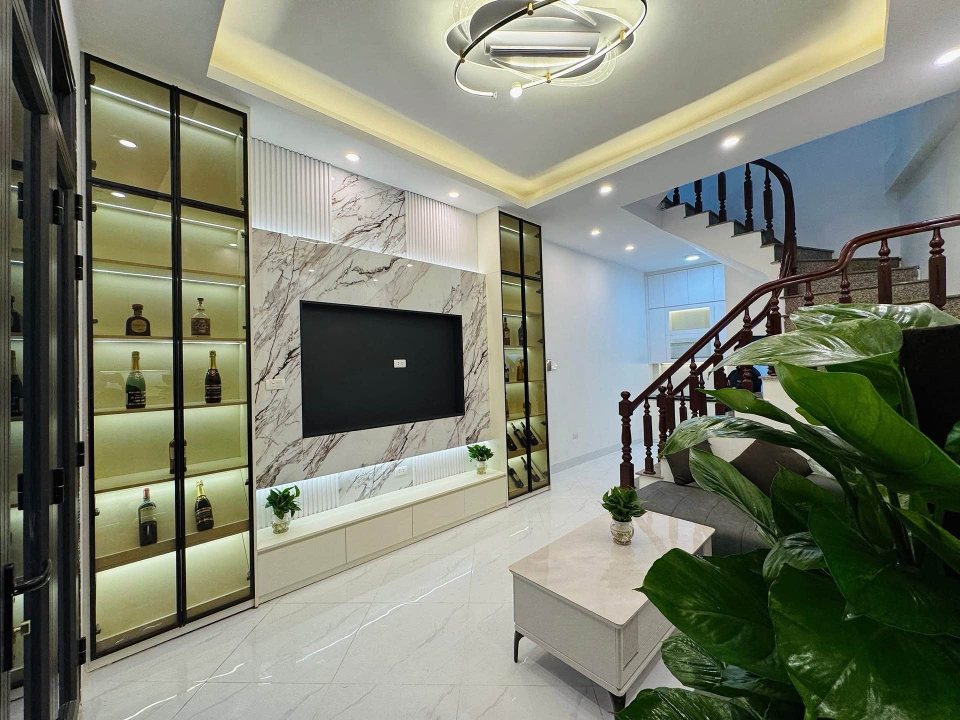 Bán nhà Hoàng Mai - diện tích 31m2 5 tầng - Nhà đẹp, ngõ thông sang ngõ 35 Mai Động - giá 8,35 tỷ