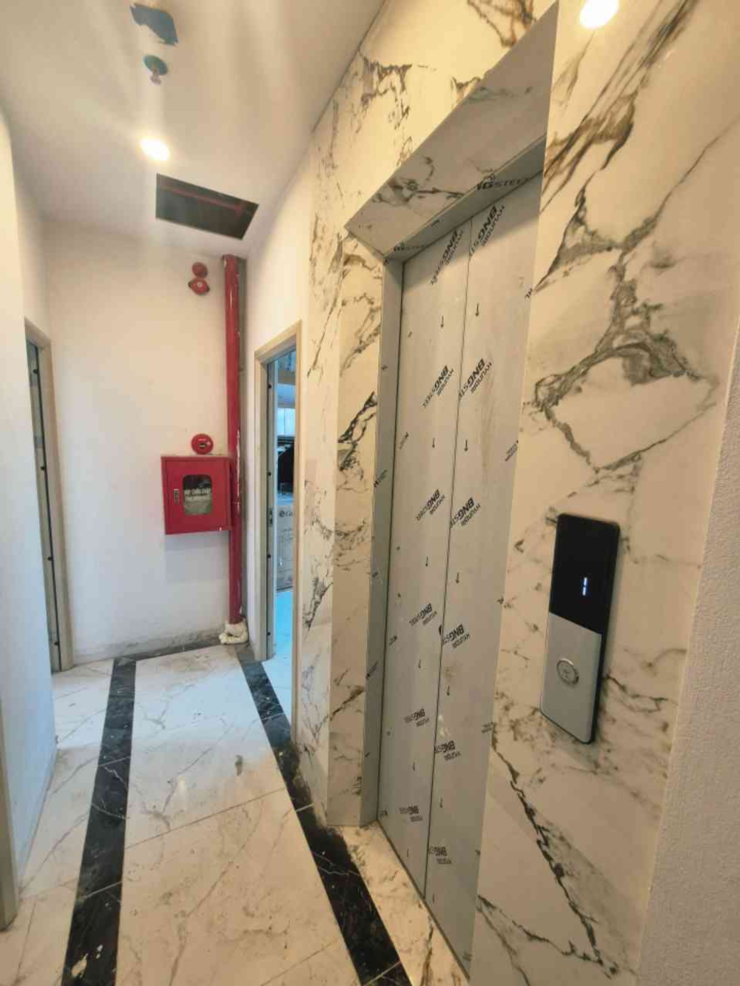 Bán nhà Bùi Xương Trạch - diện tích 63m2 8 tầng - Mặt ngõ to ô tô tránh - giá 26,9 tỷ