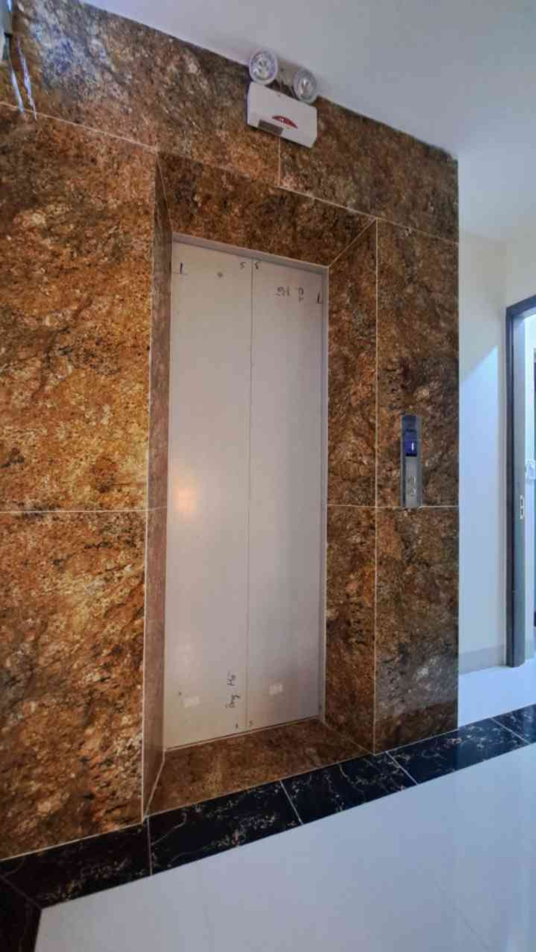 Bán nhà Trương Định - diện tích 45m2 5 tầng - Nhà 8 phòng cho thuê - giá 14,5 tỷ