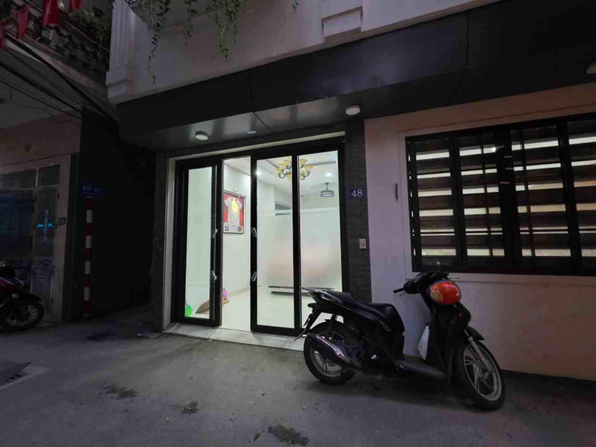 Bán nhà Nguyễn Văn Trỗi - diện tích 43m2 4 tầng - Lô góc ô tô cất trong nhà - giá 17 tỷ