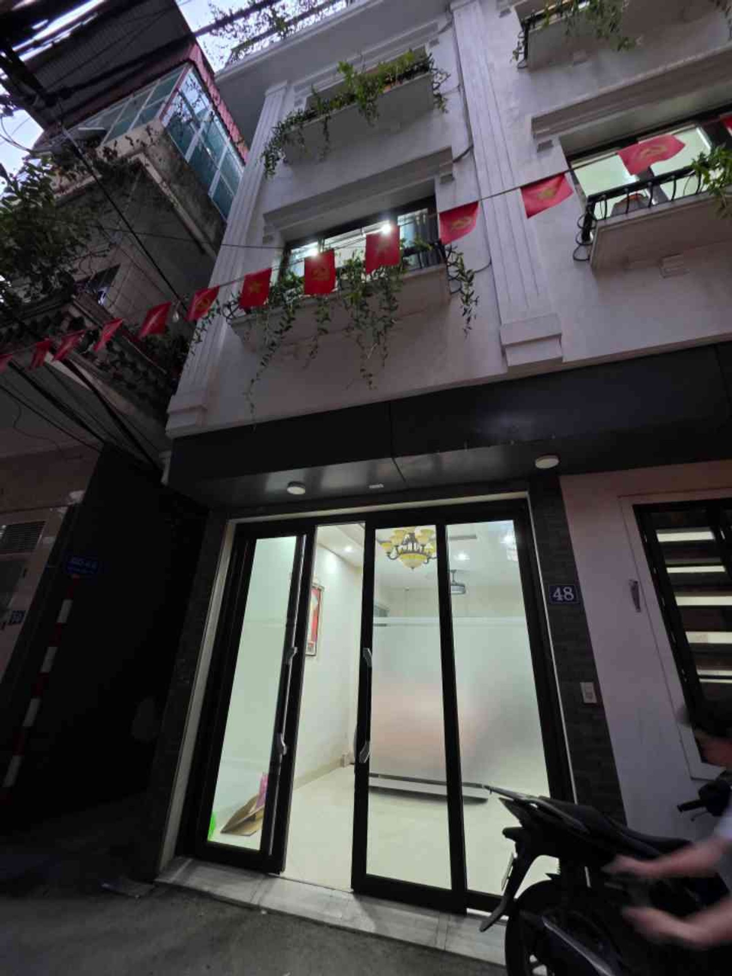 Bán nhà Nguyễn Văn Trỗi - diện tích 43m2 4 tầng - Lô góc ô tô cất trong nhà - giá 17 tỷ
