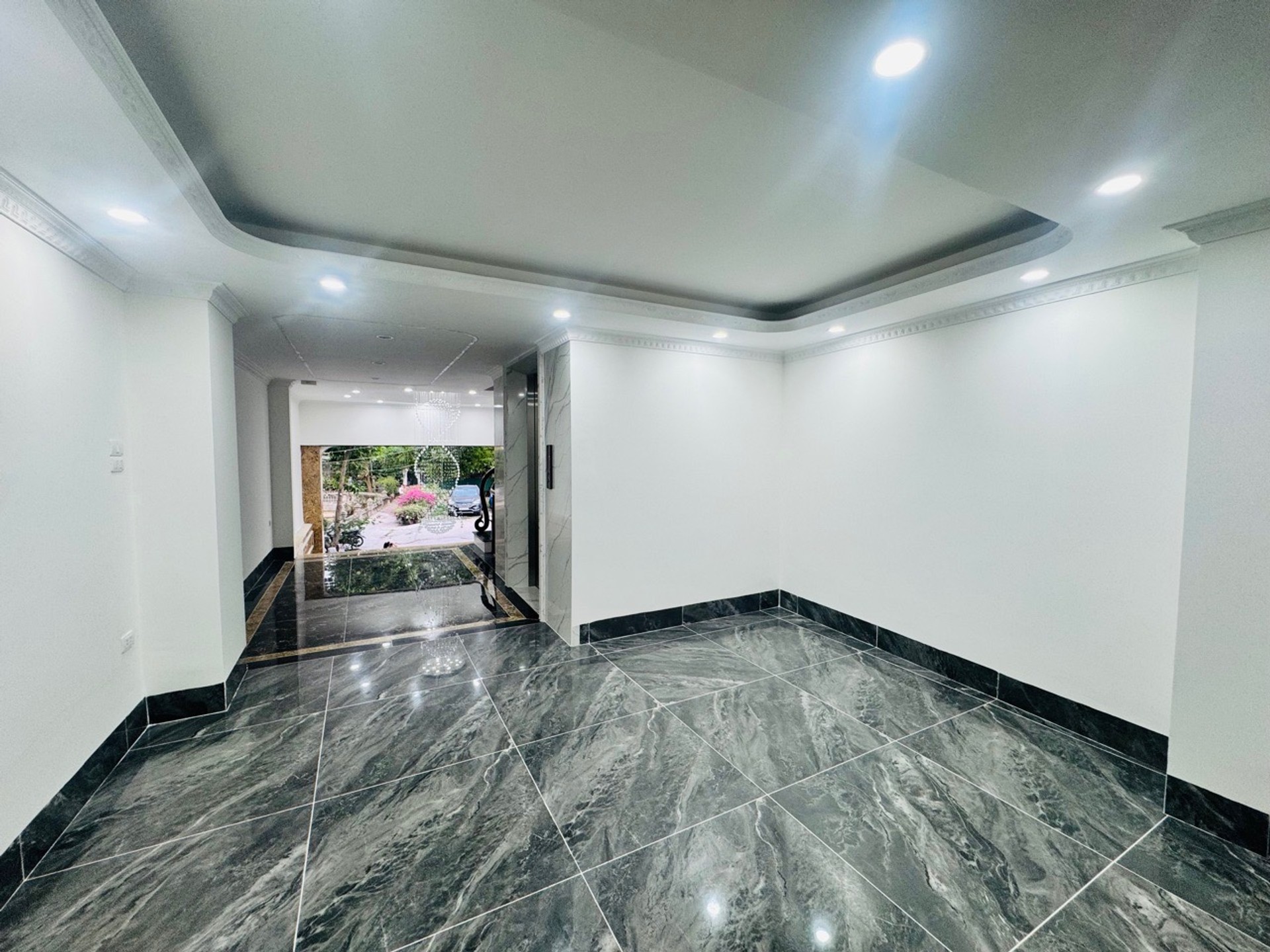 Bán nhà Nguyễn Khoái - diện tích 63m2 7 tầng - Ô tô tránh đỗ - giá 19 tỷ