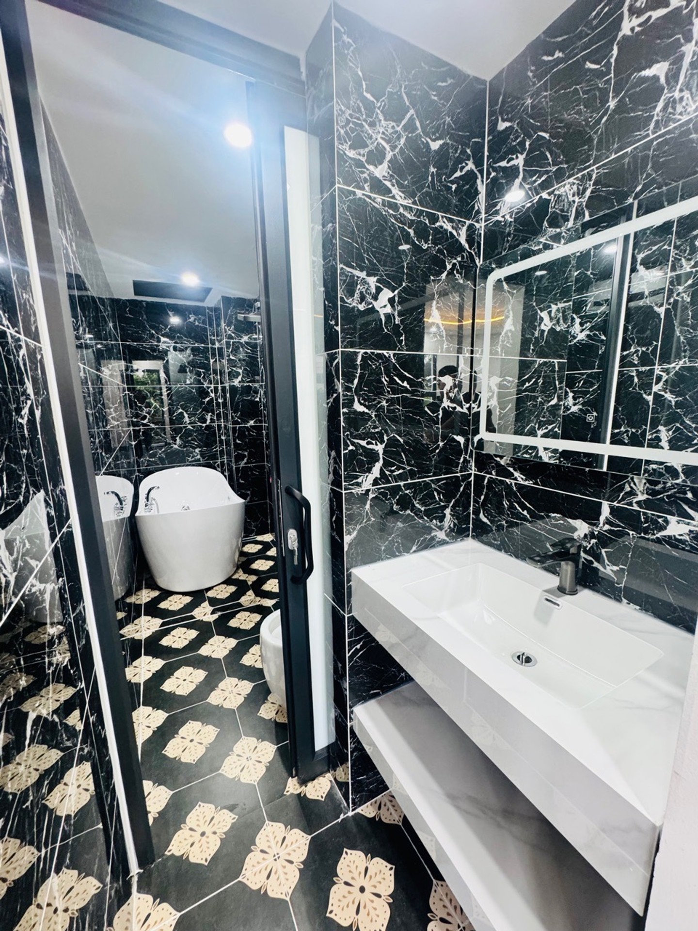 Bán nhà Nguyễn Khoái - diện tích 63m2 7 tầng - Ô tô tránh đỗ - giá 19 tỷ