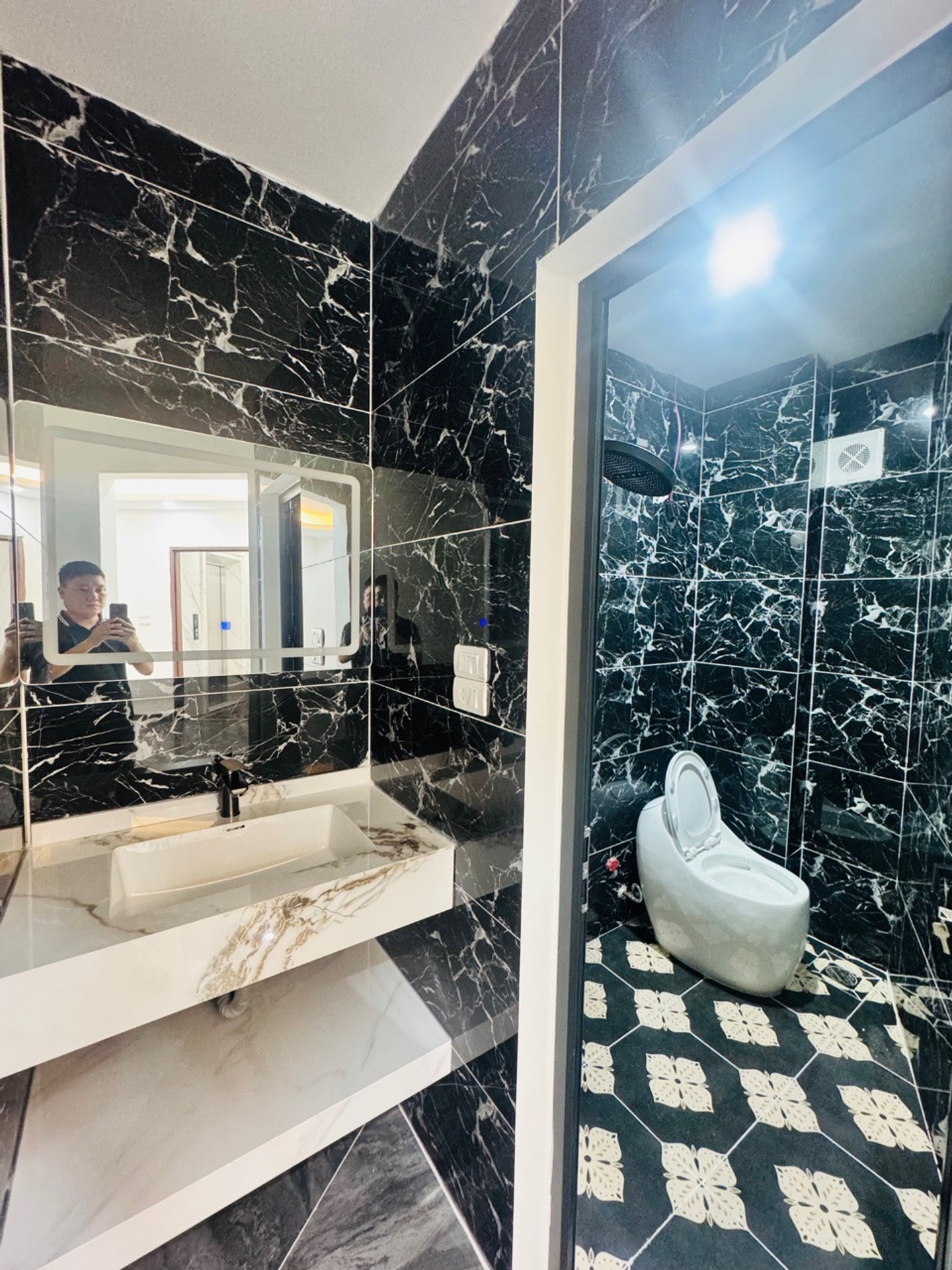 Bán nhà Nguyễn Khoái - diện tích 63m2 7 tầng - Ô tô tránh đỗ - giá 19 tỷ