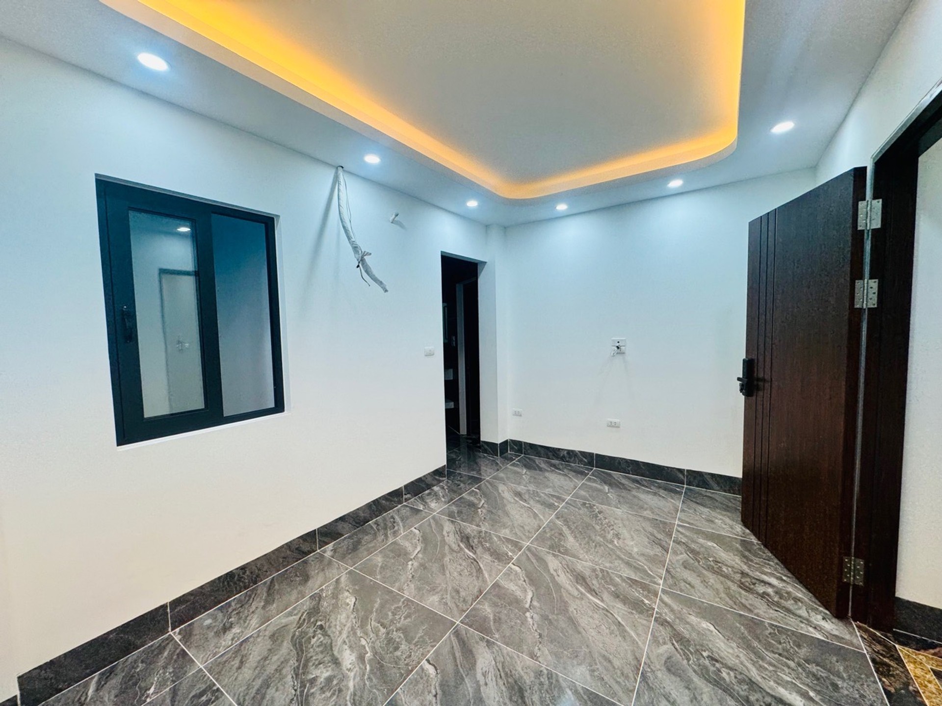 Bán nhà Nguyễn Khoái - diện tích 63m2 7 tầng - Ô tô tránh đỗ - giá 19 tỷ