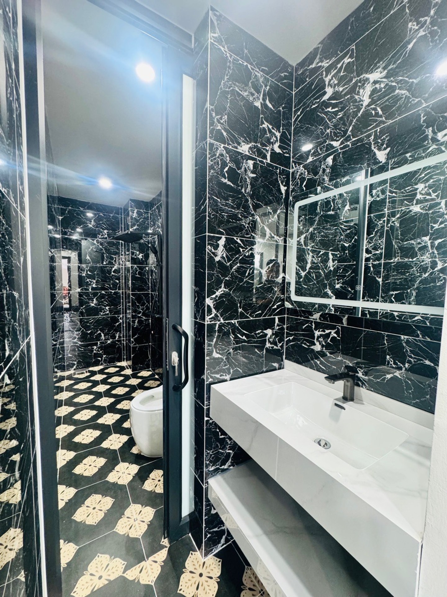 Bán nhà Nguyễn Khoái - diện tích 63m2 7 tầng - Ô tô tránh đỗ - giá 19 tỷ