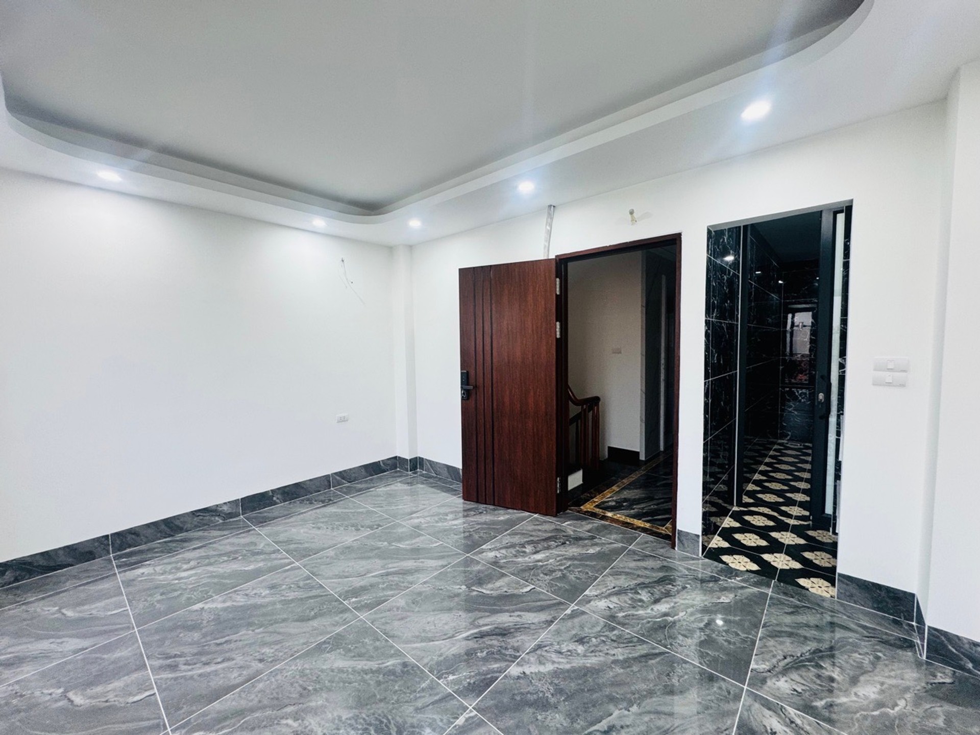 Bán nhà Nguyễn Khoái - diện tích 63m2 7 tầng - Ô tô tránh đỗ - giá 19 tỷ