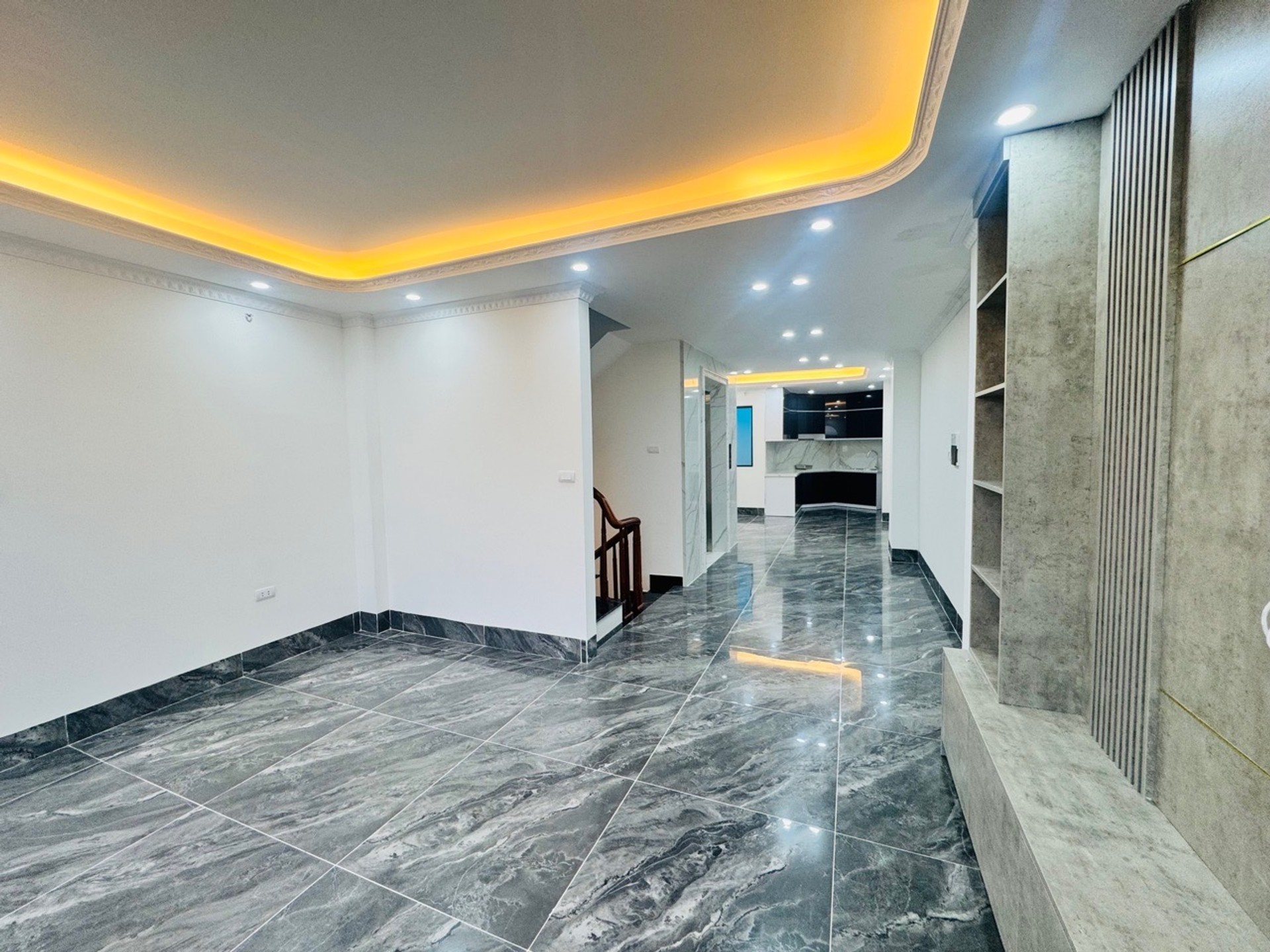 Bán nhà Nguyễn Khoái - diện tích 63m2 7 tầng - Ô tô tránh đỗ - giá 19 tỷ