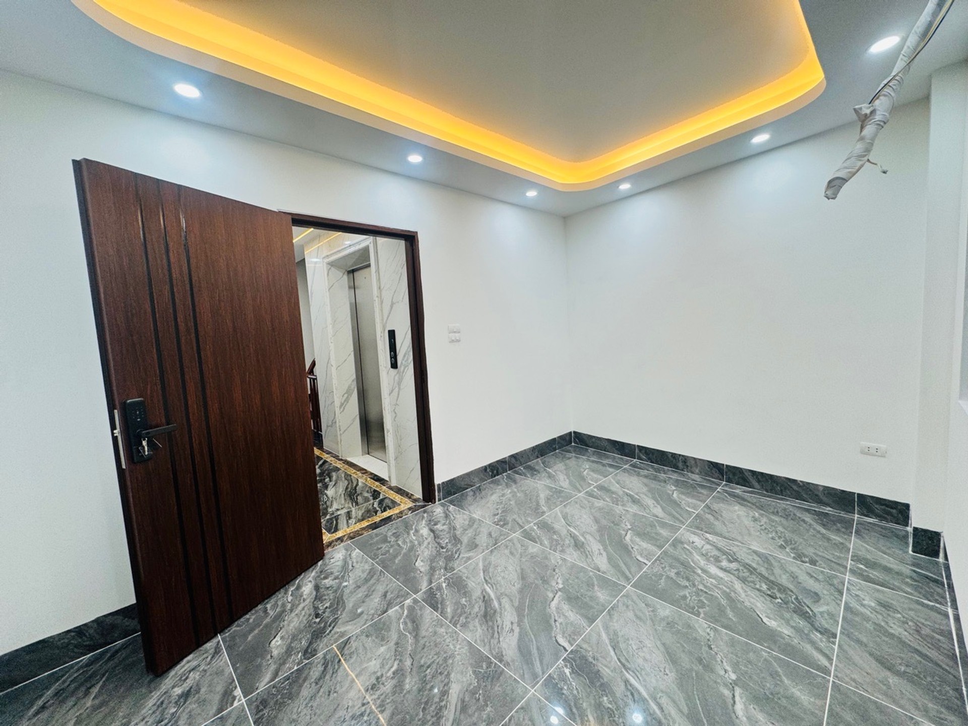 Bán nhà Nguyễn Khoái - diện tích 63m2 7 tầng - Ô tô tránh đỗ - giá 19 tỷ
