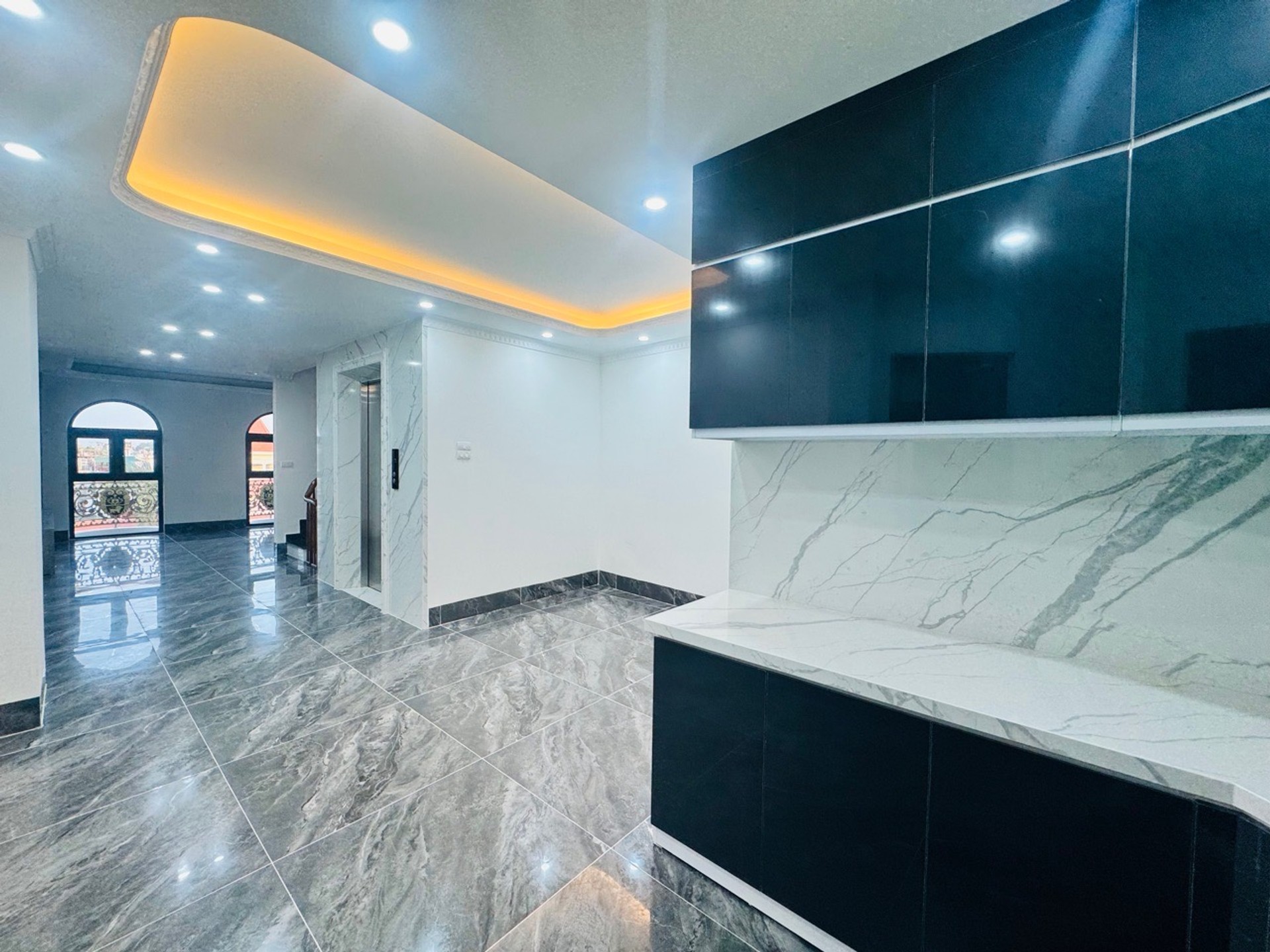 Bán nhà Nguyễn Khoái - diện tích 63m2 7 tầng - Ô tô tránh đỗ - giá 19 tỷ