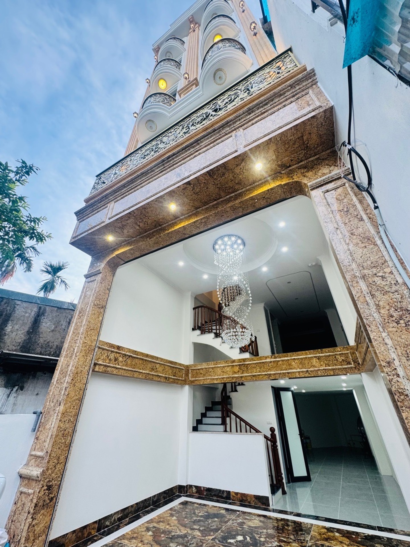 Bán nhà Nguyễn Khoái - diện tích 63m2 7 tầng - Ô tô tránh đỗ - giá 19 tỷ