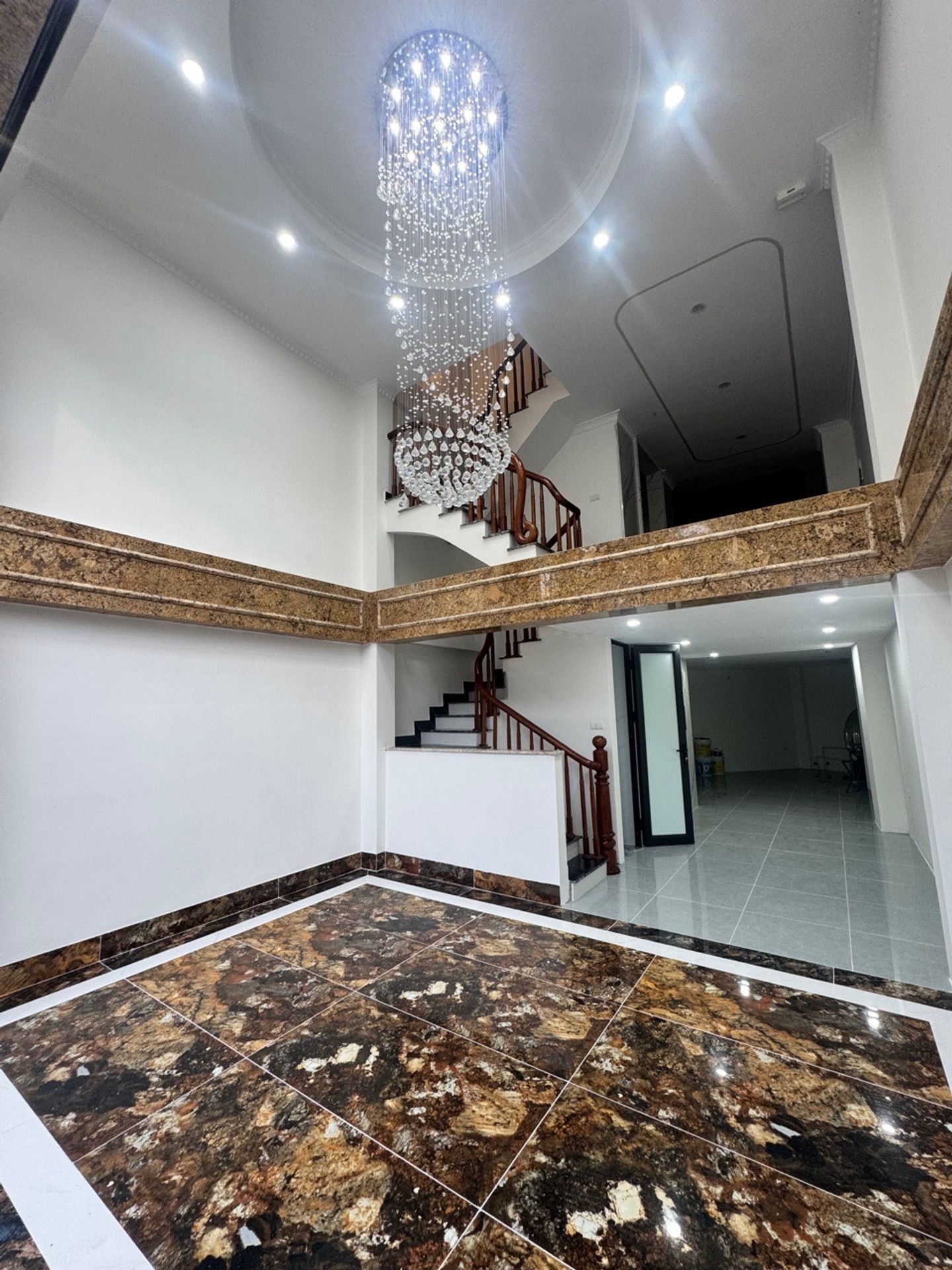 Bán nhà Nguyễn Khoái - diện tích 63m2 7 tầng - Ô tô tránh đỗ - giá 19 tỷ
