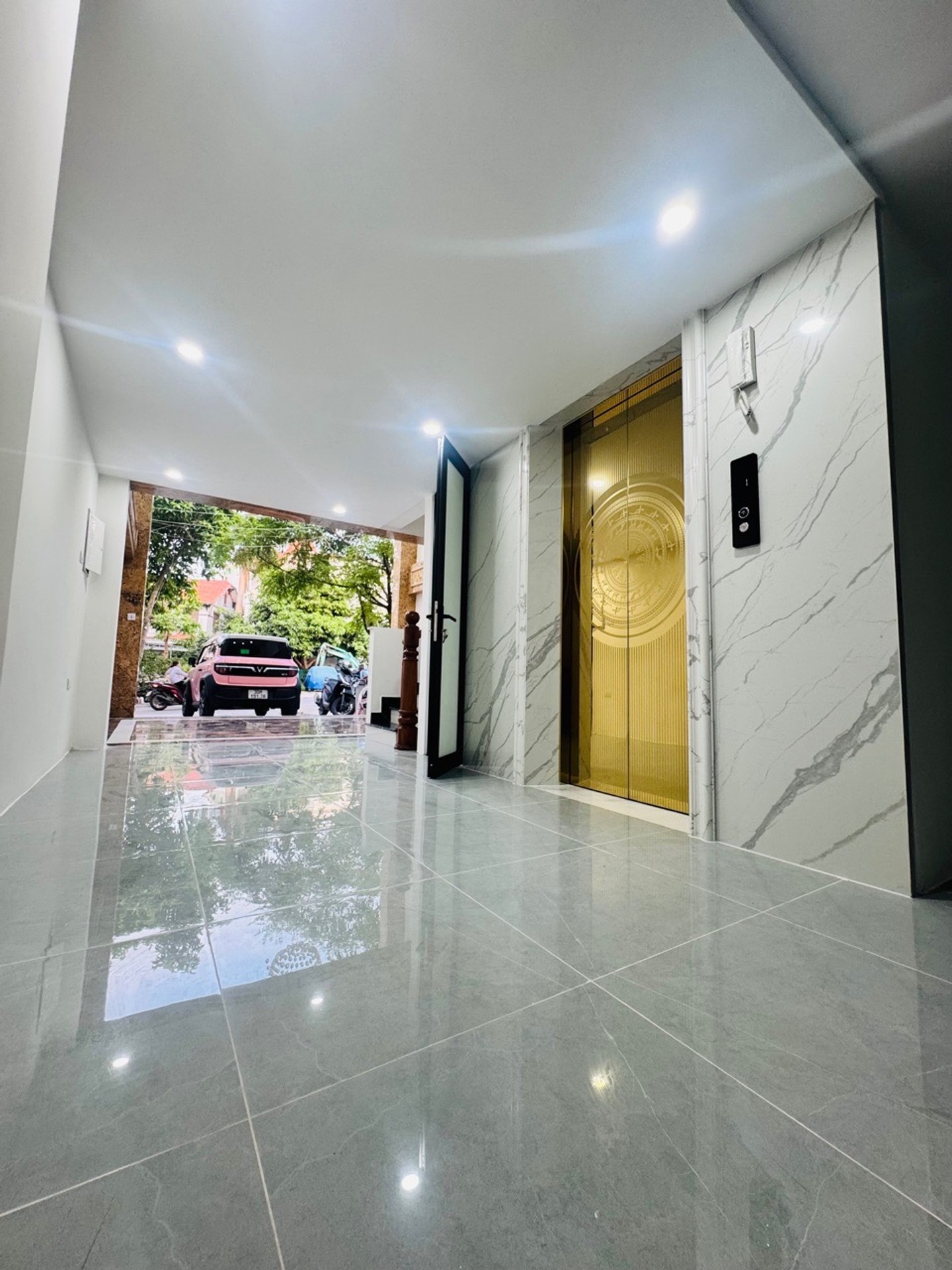 Bán nhà Nguyễn Khoái - diện tích 63m2 7 tầng - Ô tô tránh đỗ - giá 19 tỷ