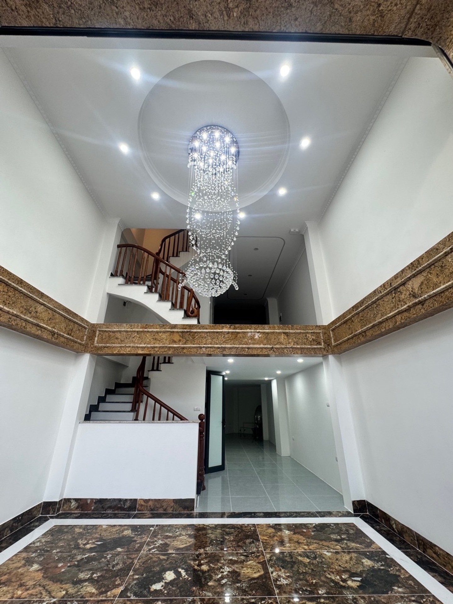 Bán nhà Nguyễn Khoái - diện tích 63m2 7 tầng - Ô tô tránh đỗ - giá 19 tỷ