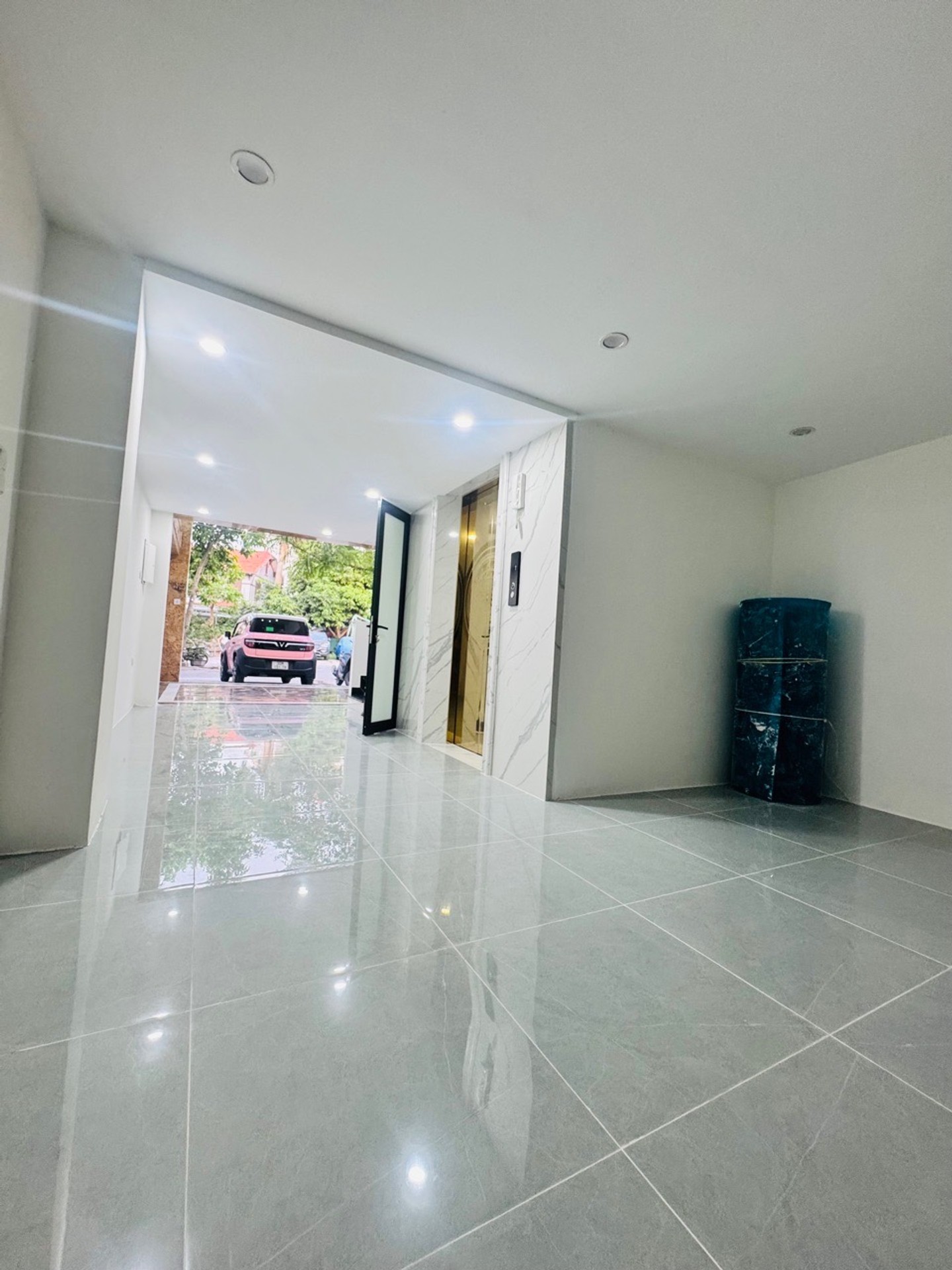 Bán nhà Nguyễn Khoái - diện tích 63m2 7 tầng - Ô tô tránh đỗ - giá 19 tỷ