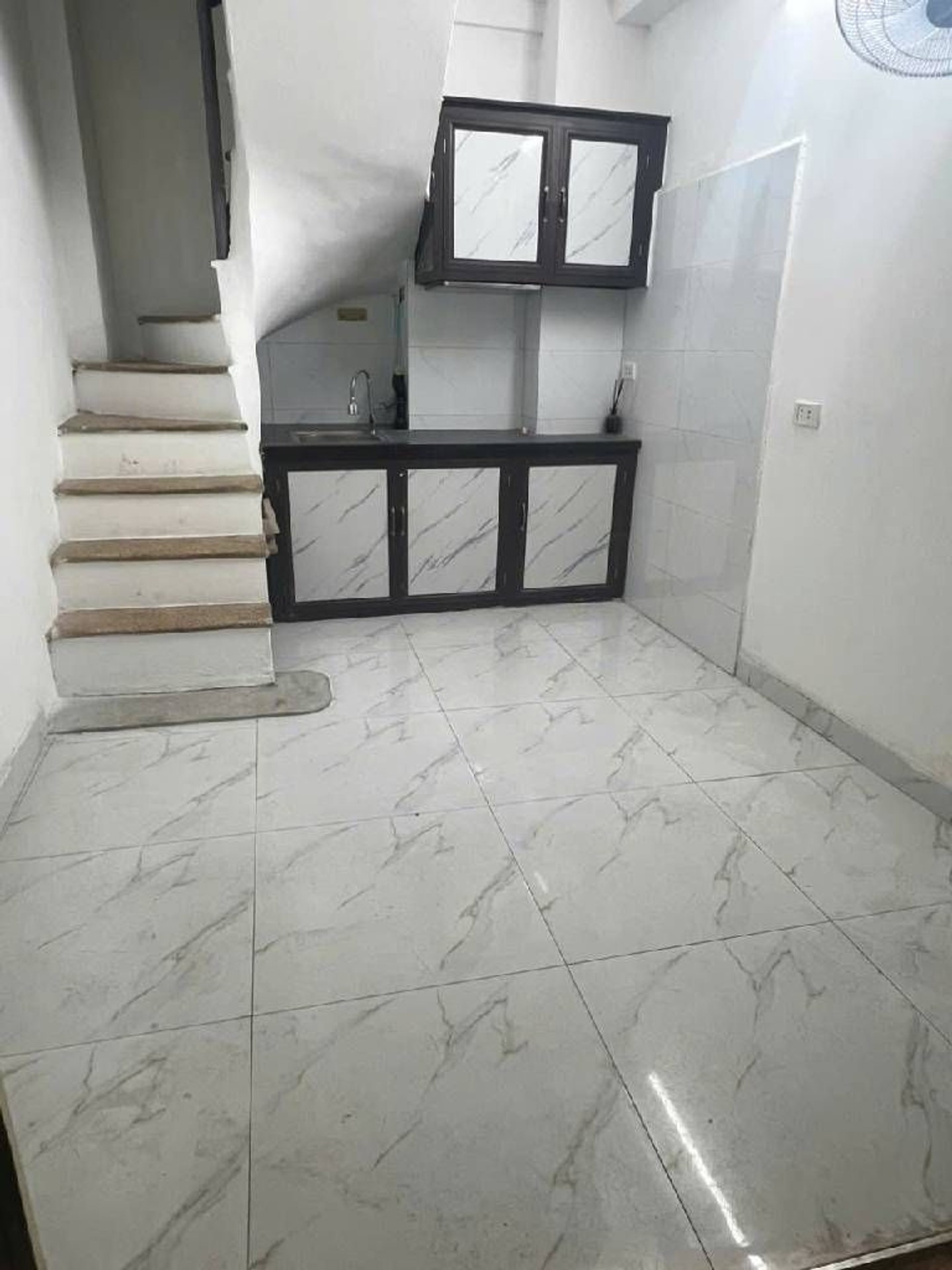 Bán nhà Tân Mai - diện tích 15m2 5 tầng - ô tô đỗ cổng - giá 2,55 tỷ