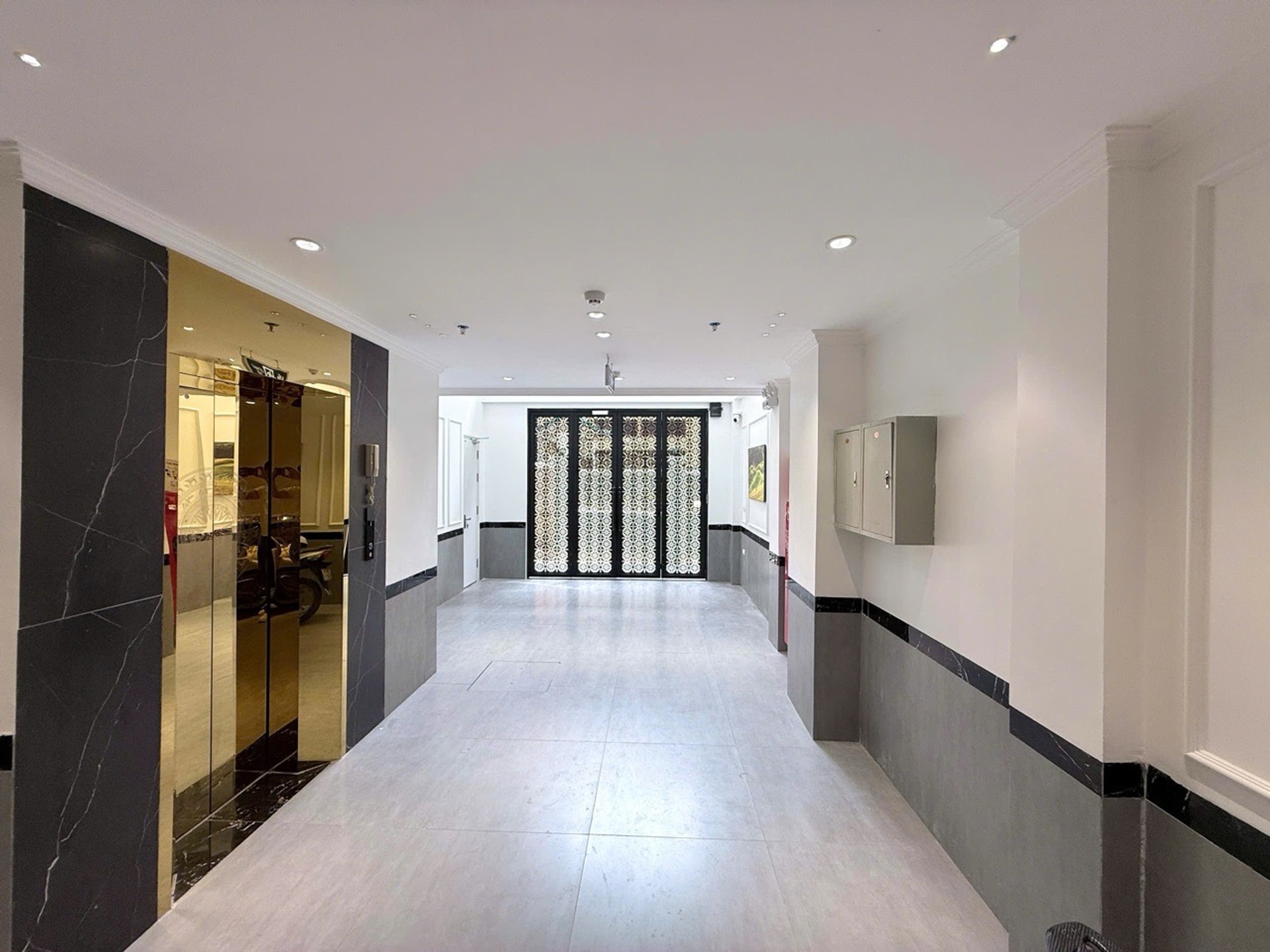 Bán nhà Trương Định - diện tích 61m2 7 tầng - Thang máy, ô tô tránh - giá 17,7 tỷ