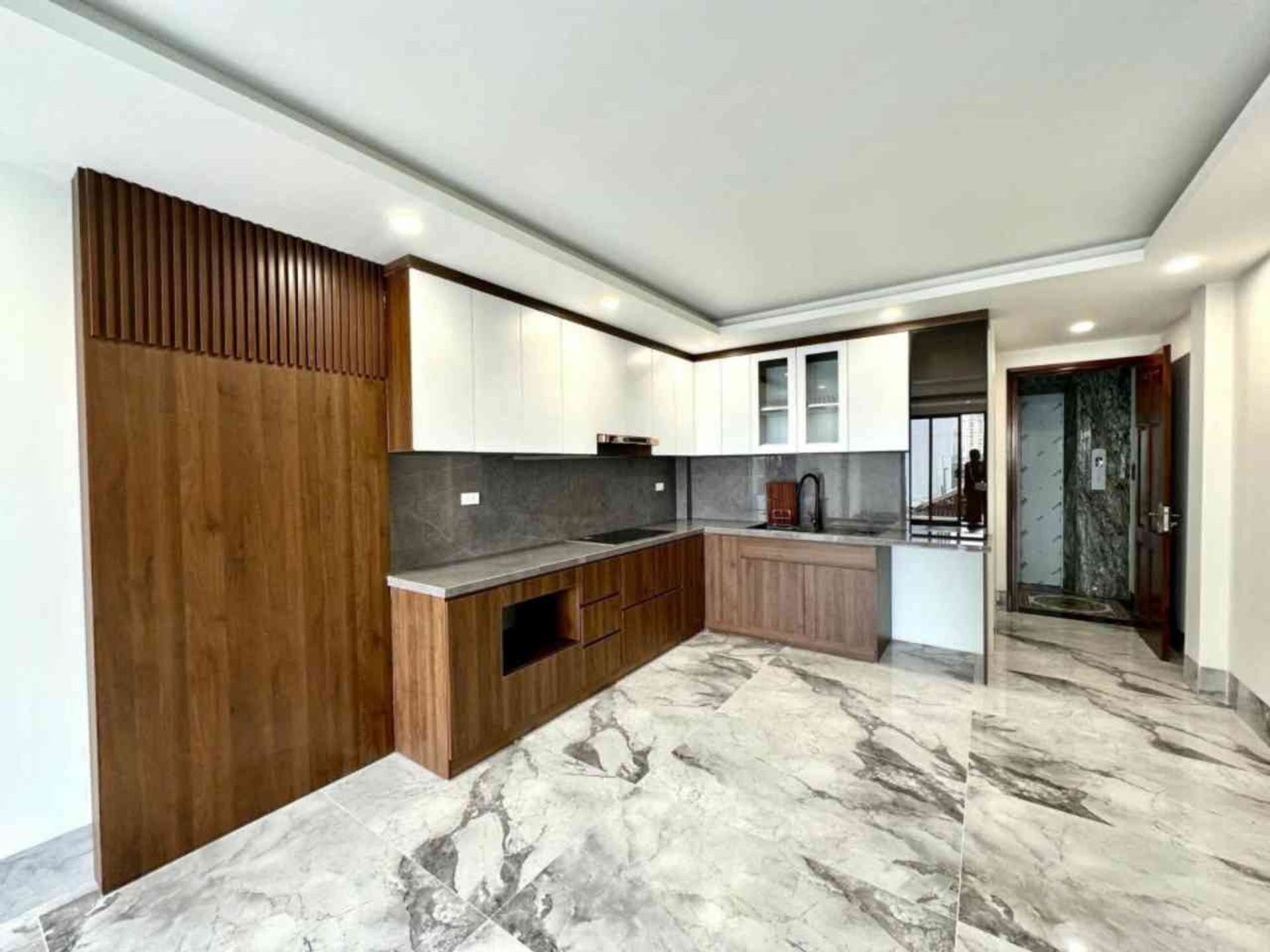 Bán nhà Lương Khánh Thiện - diện tích 51m2 7 tầng - Ô TÔ VÀO NHÀ - giá 26,8 tỷ