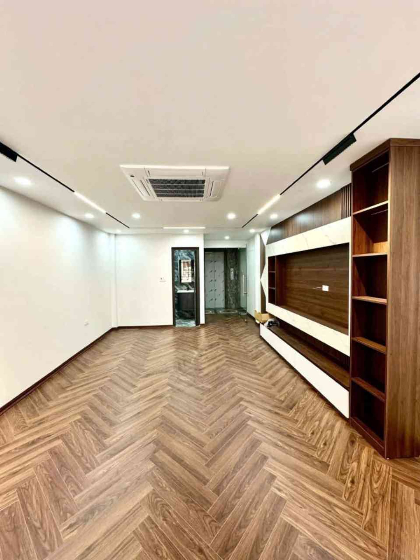 Bán nhà Lương Khánh Thiện - diện tích 51m2 7 tầng - Ô TÔ VÀO NHÀ - giá 26,8 tỷ