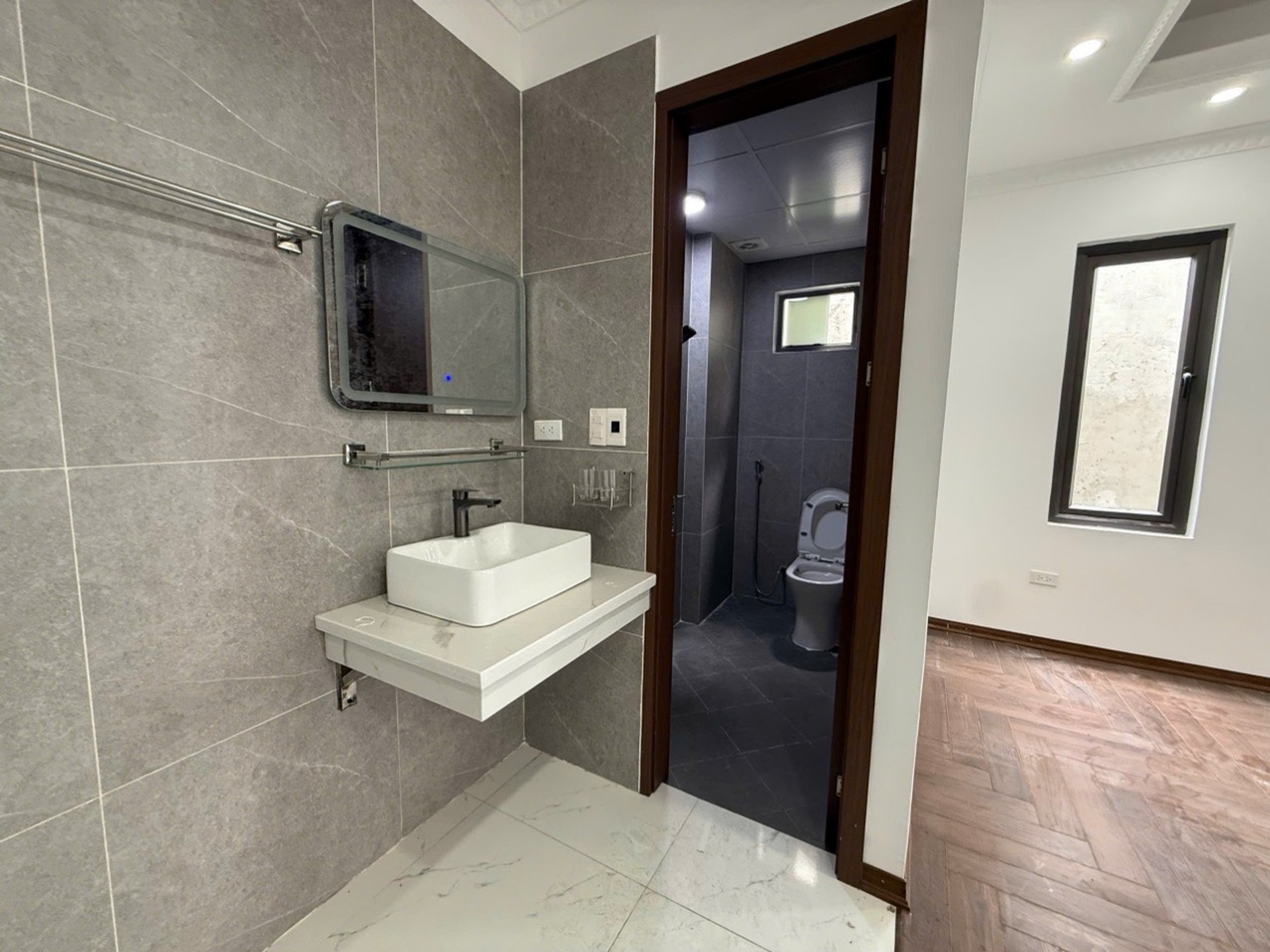 Bán nhà Thái Thịnh - diện tích 35m2 6 tầng - Cực hiếm - giá 10,4 tỷ