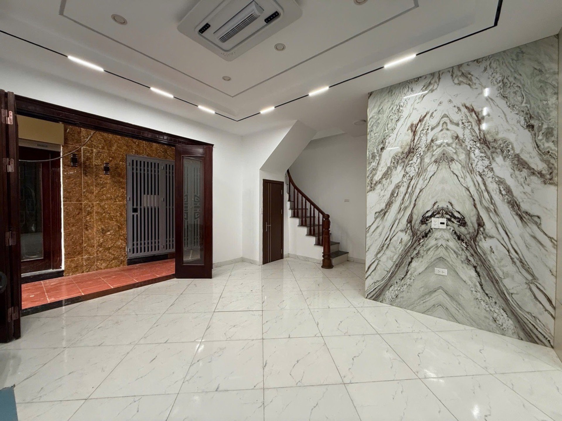 Bán nhà Thái Thịnh - diện tích 35m2 6 tầng - Cực hiếm - giá 10,4 tỷ