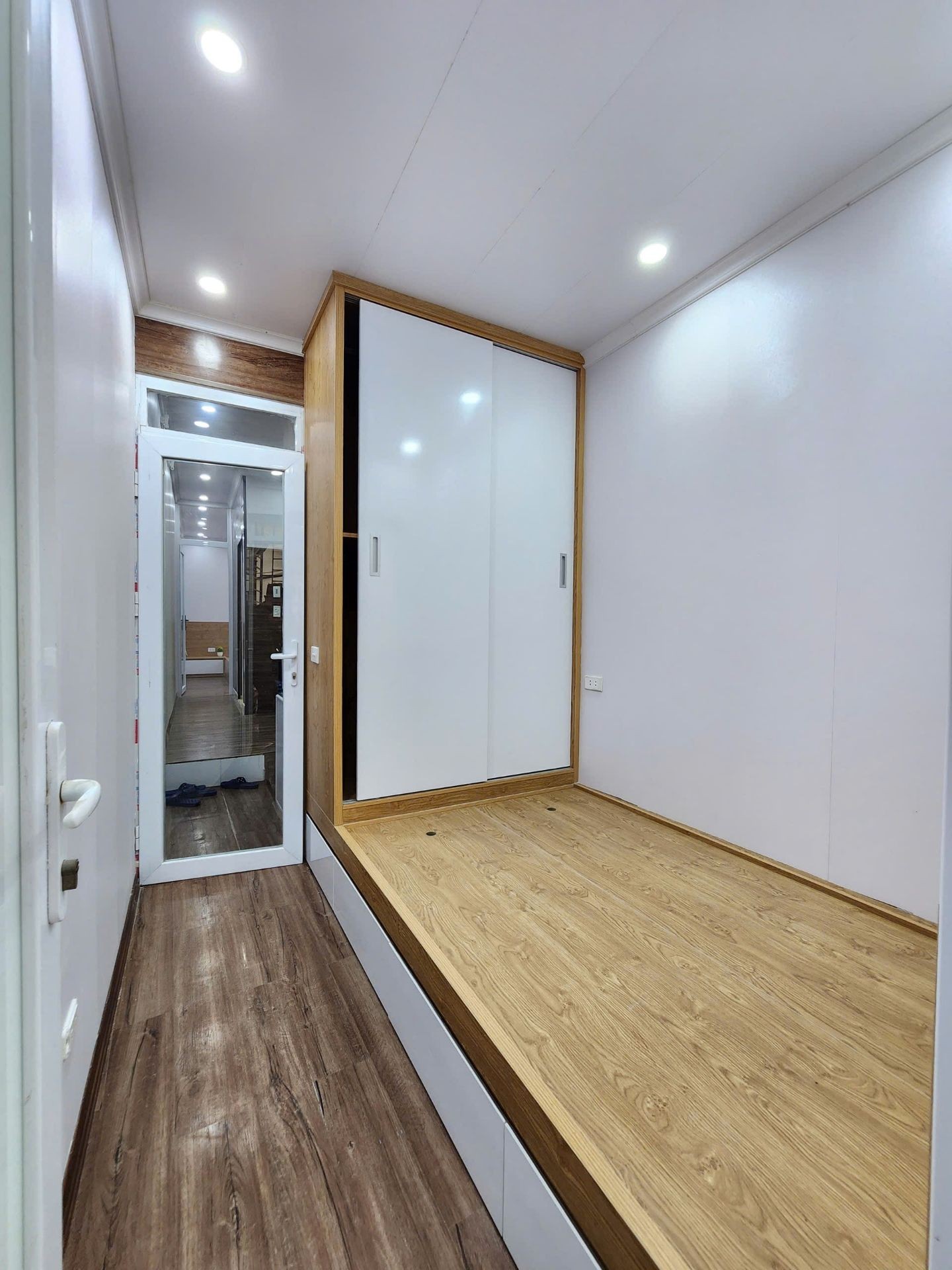 Bán nhà Hoàng Mai - diện tích 34m2 3 tầng - Ngõ thẳng, ba gác đỗ cửa - giá 6,2 tỷ