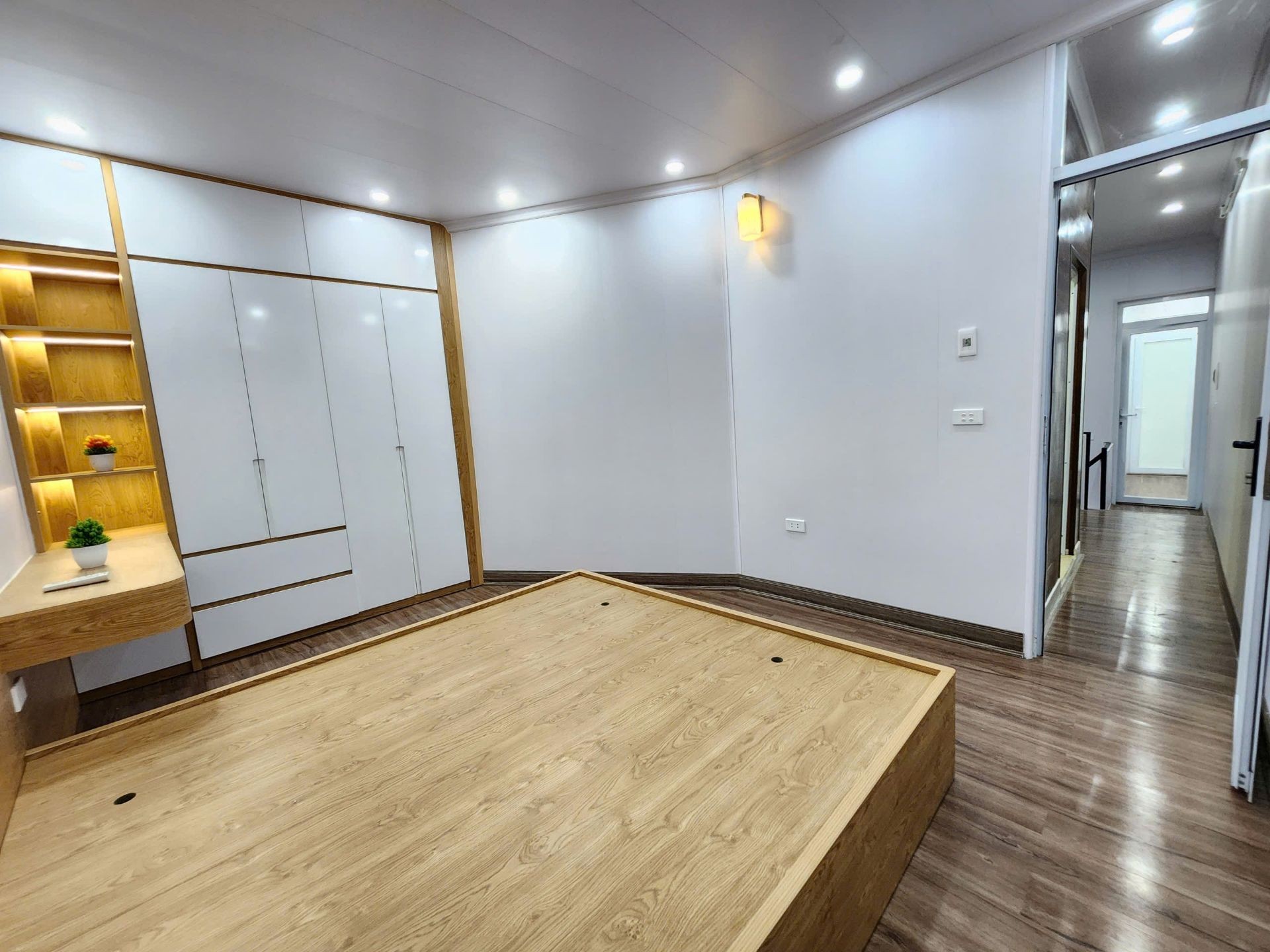 Bán nhà Hoàng Mai - diện tích 34m2 3 tầng - Ngõ thẳng, ba gác đỗ cửa - giá 6,2 tỷ