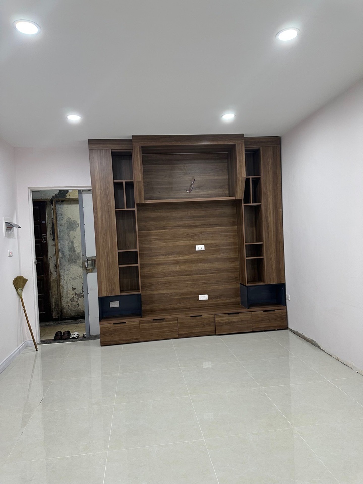 Bán nhà Nguyễn Công Trứ - diện tích 55m2 3 tầng - Nhà mới full nội thất - giá 3,8 tỷ