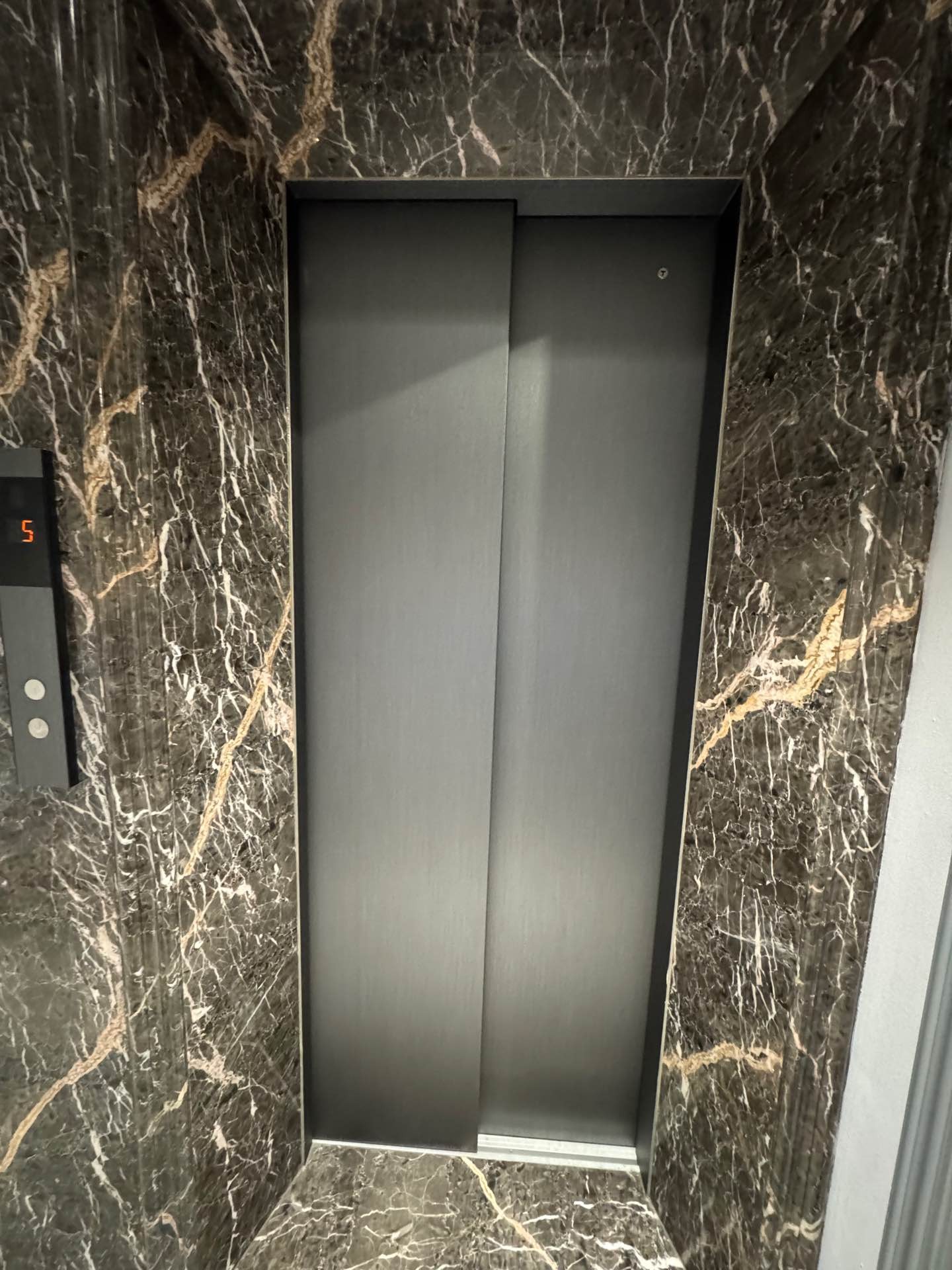 Bán nhà Nguyễn Công Hoan - diện tích 97.3m2 6 tầng - Ô TÔ VÀO NHÀ - giá 36 tỷ