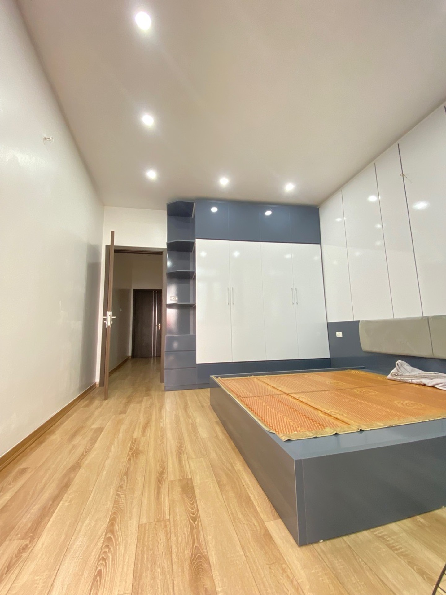 Bán nhà Ngõ Chợ Khâm Thiên - diện tích 52m2 4 tầng - Nhà 2 thoáng, full nội thất - giá 10,6 tỷ