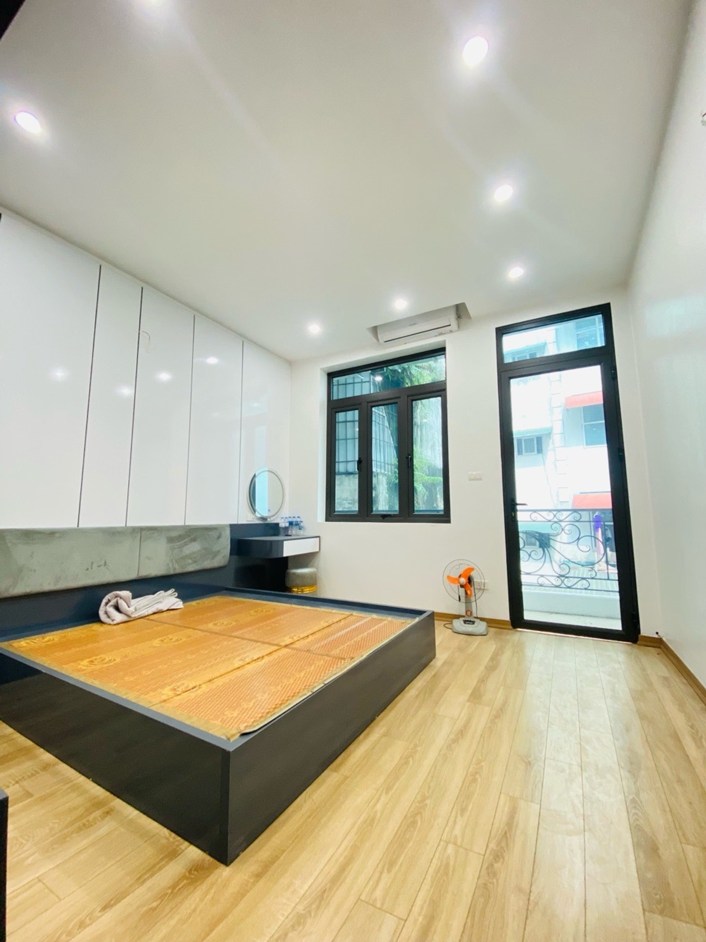 Bán nhà Ngõ Chợ Khâm Thiên - diện tích 52m2 4 tầng - Nhà 2 thoáng, full nội thất - giá 10,6 tỷ