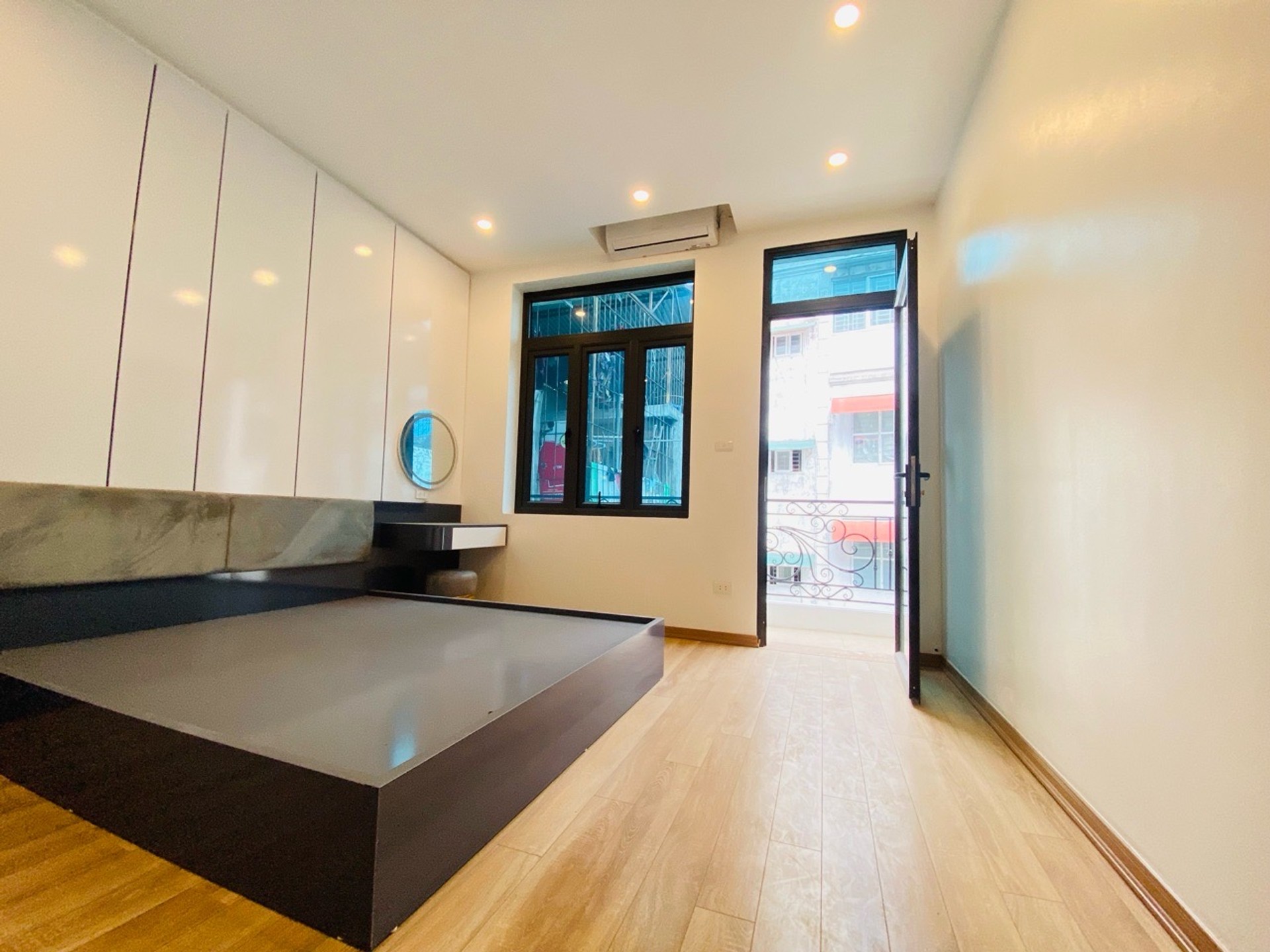 Bán nhà Ngõ Chợ Khâm Thiên - diện tích 52m2 4 tầng - Nhà 2 thoáng, full nội thất - giá 10,6 tỷ