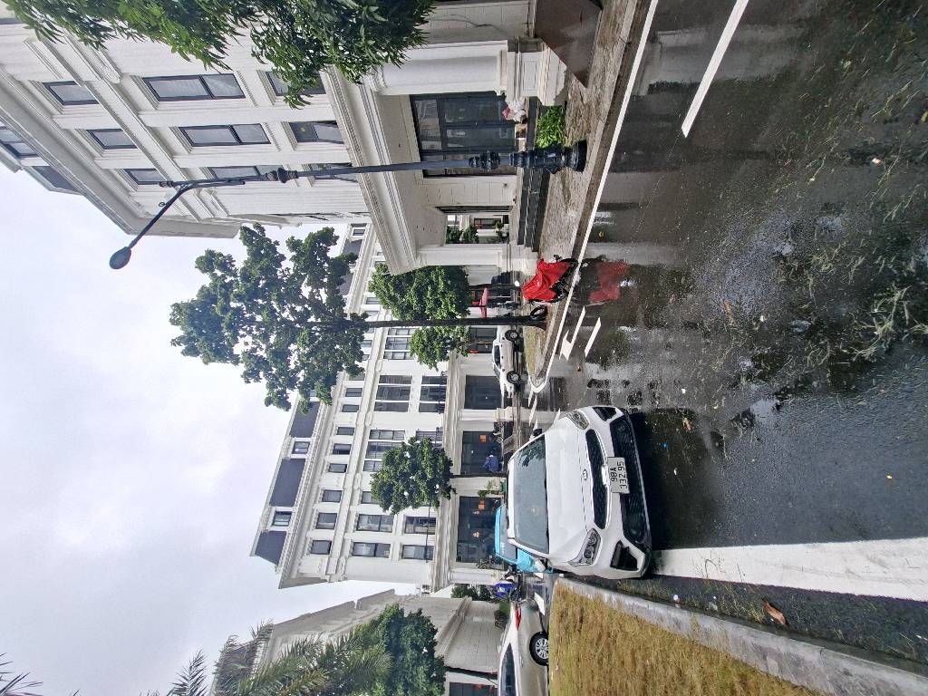 Bán nhà Louis 8 - diện tích 95m2 5 tầng - Ô tô tránh - giá 32,5 tỷ