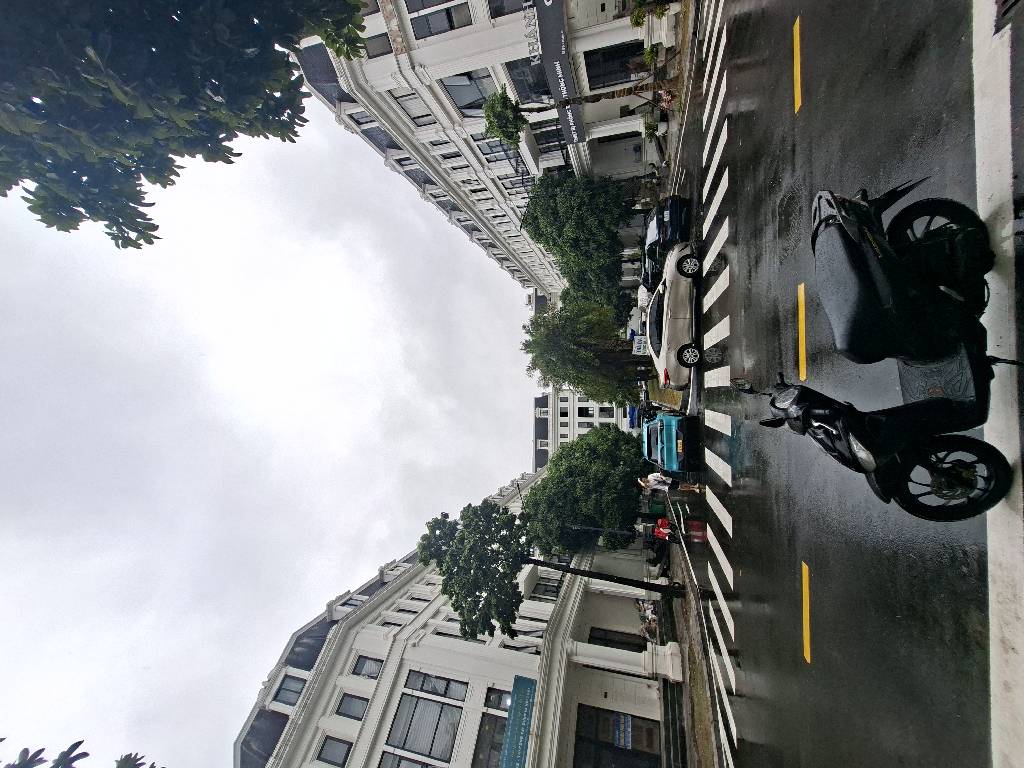 Bán nhà Louis 8 - diện tích 95m2 5 tầng - Ô tô tránh - giá 32,5 tỷ