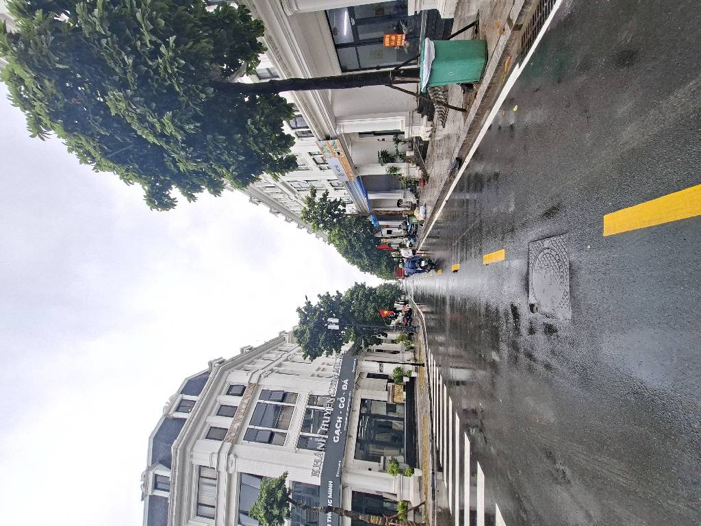 Bán nhà Louis 8 - diện tích 95m2 5 tầng - Ô tô tránh - giá 32,5 tỷ