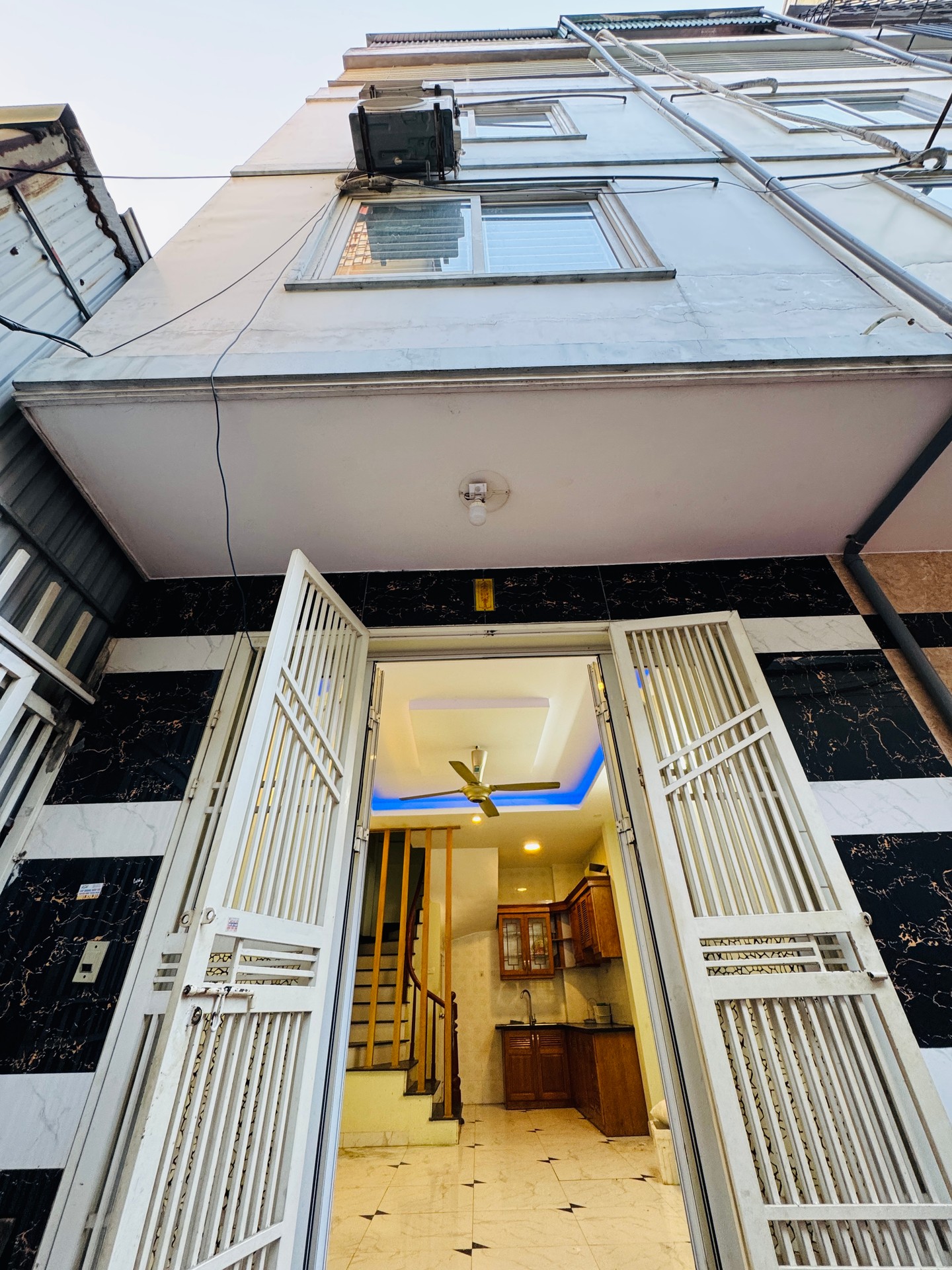 Bán nhà Tam Trinh - diện tích 30m2 5 tầng - ô tô tránh - giá 7 tỷ