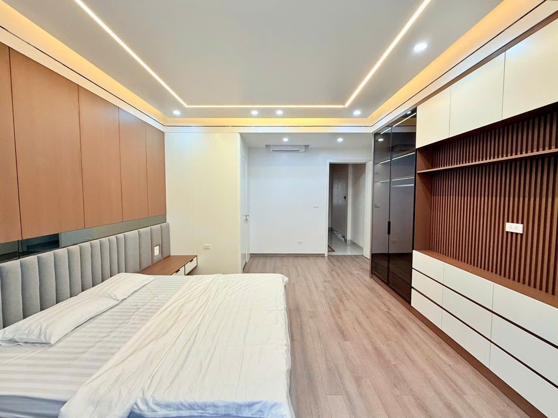 Bán nhà Ngõ 3 ô tô tránh - diện tích 80m2 5 tầng - Thoáng trước, sau - giá 34 tỷ