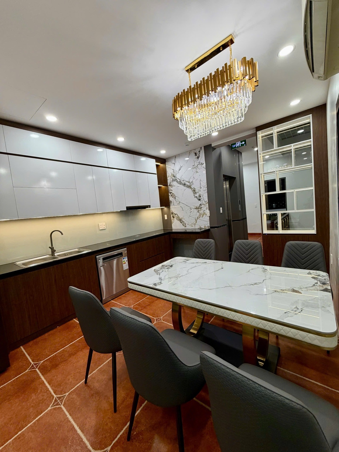 Bán nhà Nguyễn Xiển - diện tích 55m2 8 tầng - Mặt phố kinh doanh - giá 37,9 tỷ